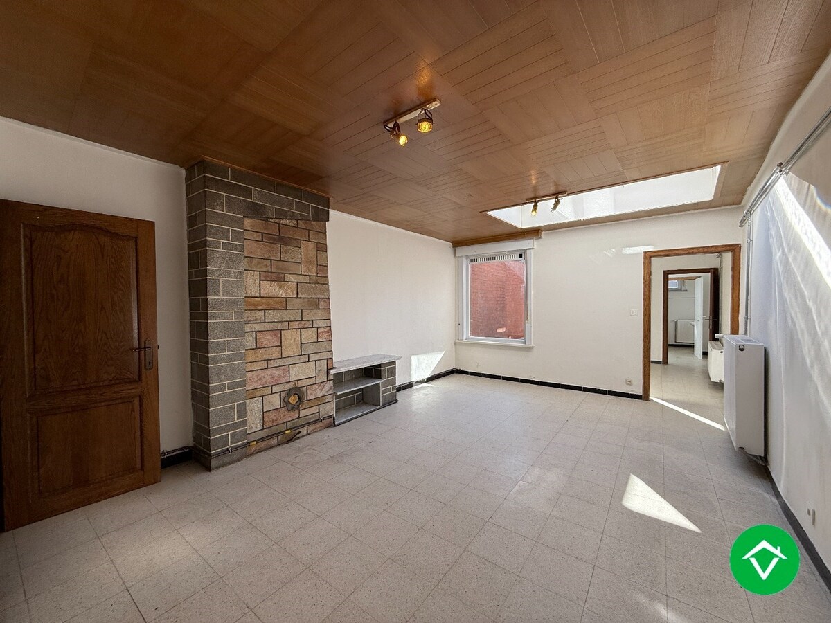 Instapklare rijwoning met 2 slaapkamers, zolder en koer in centrum Roeselare 