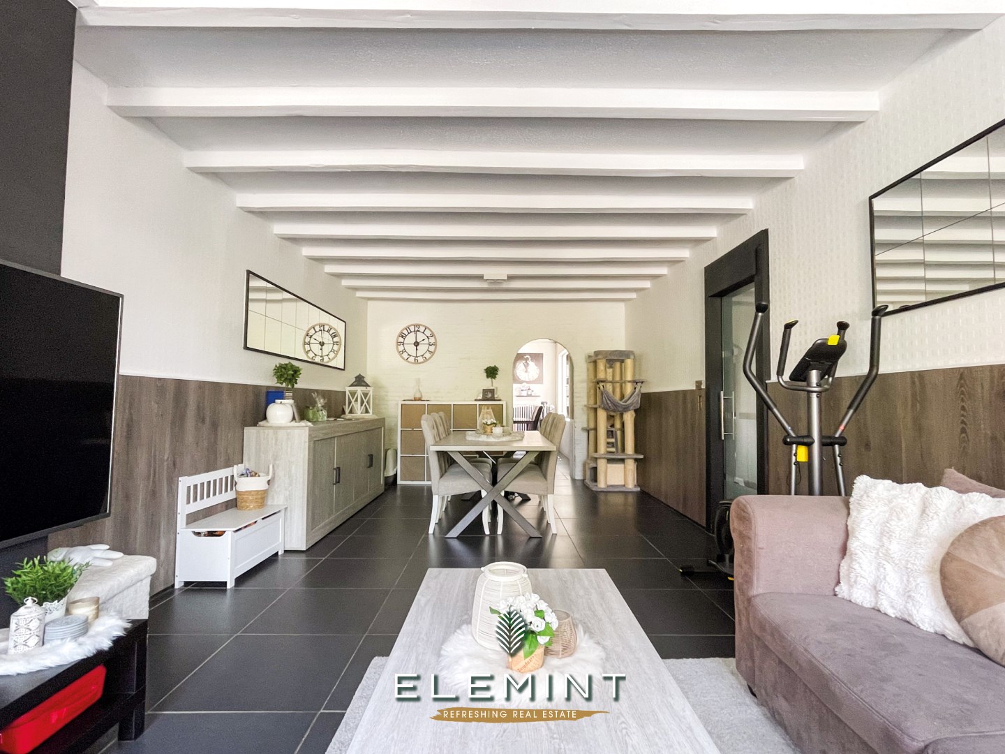 Klassevol en luxueus gerenoveerde hoekwoning op wandelafstand centrum Zwevegem 