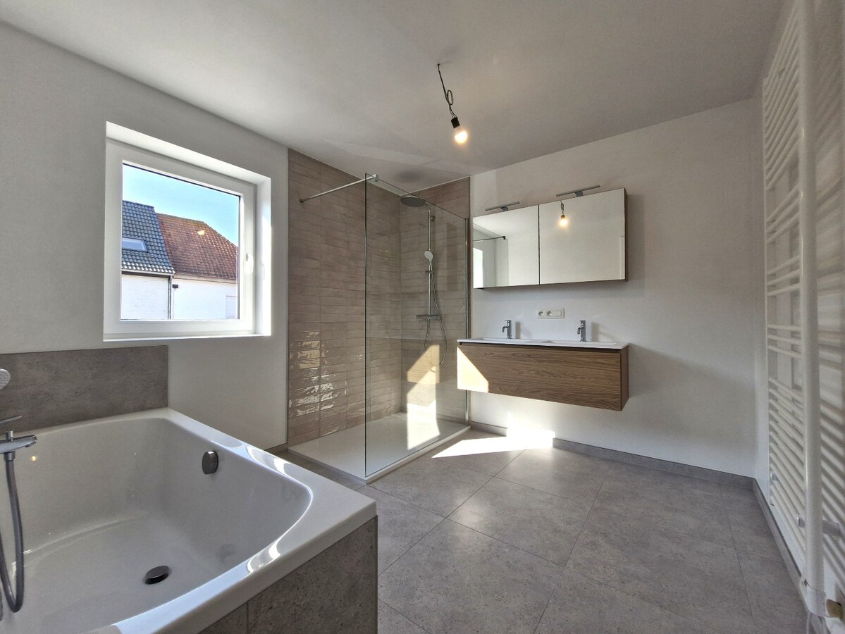 Nieuwbouwwoning met mooie tuin, garage en 4 slaapkamers te Dudzele 