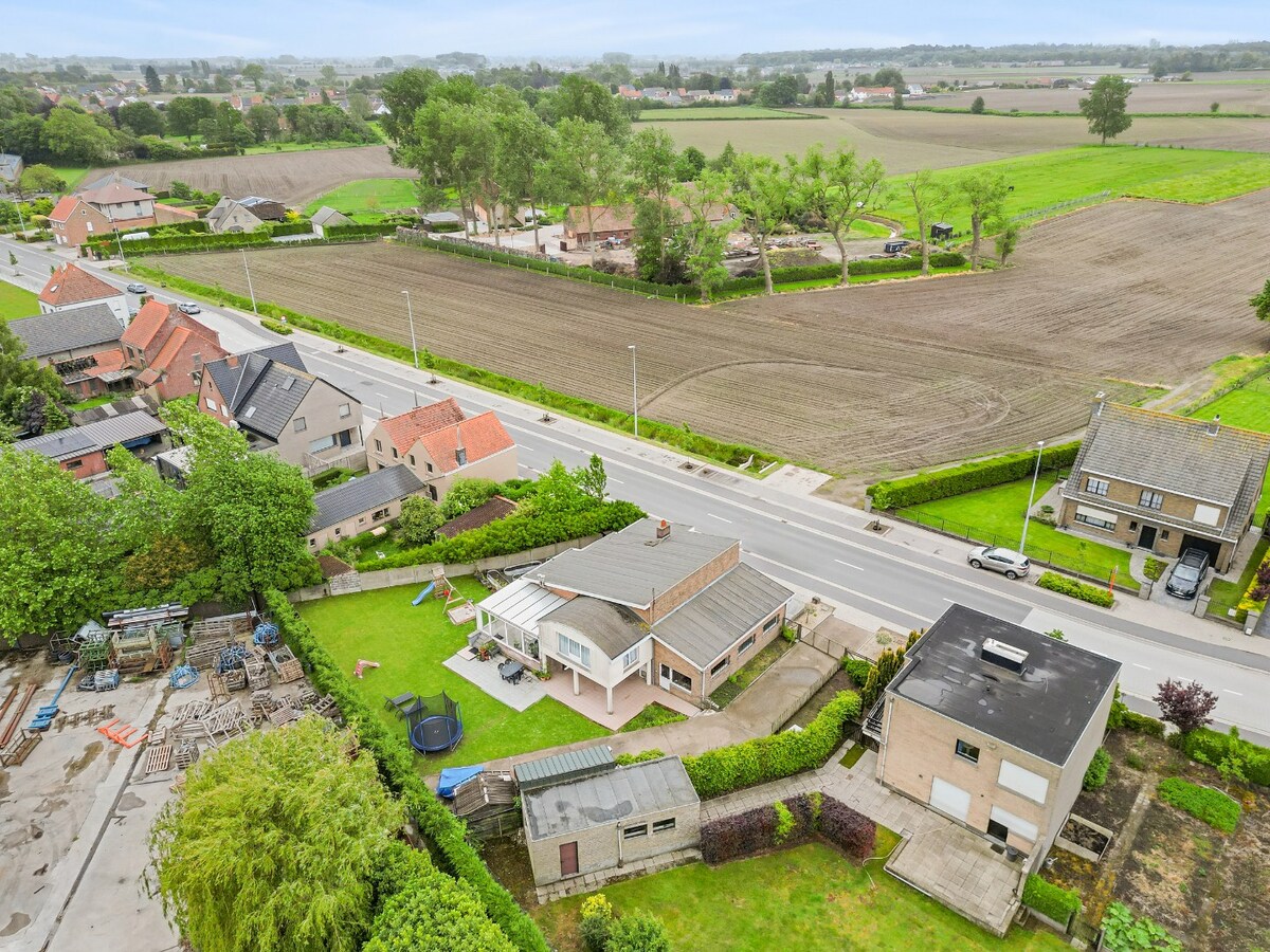 Alleenstaande woning met 3 slaapkamers en 2 garages te Koekelare 