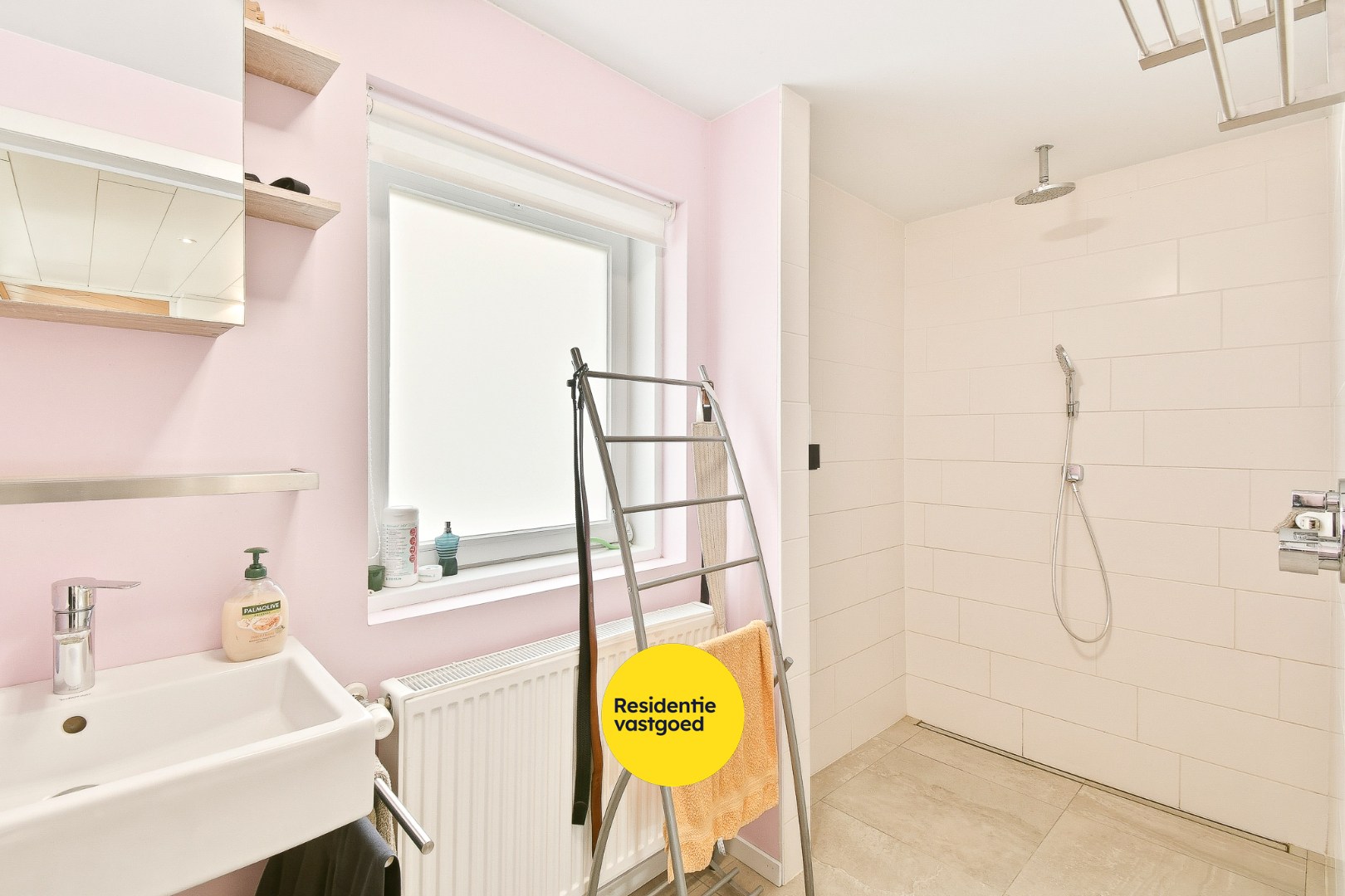 Instapklare woning met 4 slaapkamers, garage en carport 