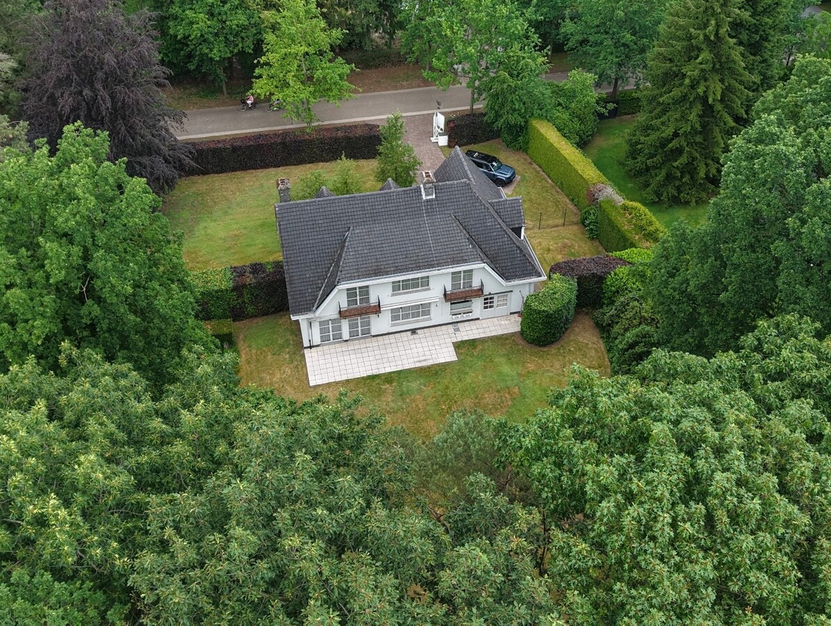 Klassieke villa op een perceel van 3.890 m² met een straatbreedte van 40 meter en Zuid-Oriëntatie te Schilde 