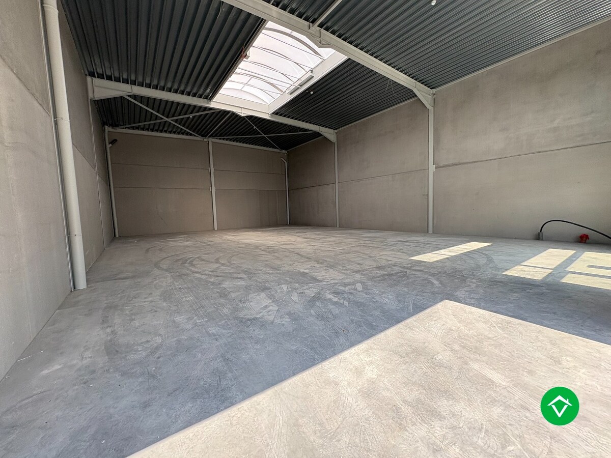 Loods te koop – 246 m² met 2 parkeerplaatsen inbegrepen op de industriezone te Ichtegem 