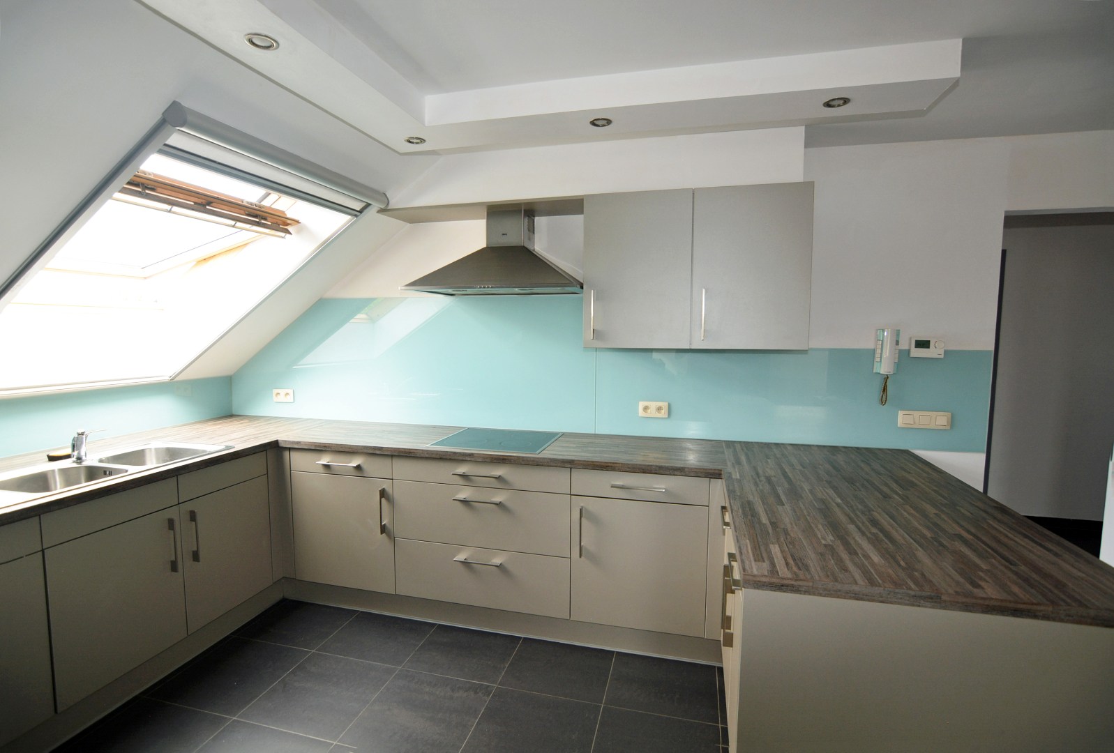 Modern appartement met 2 slpks, balkon en parking. 