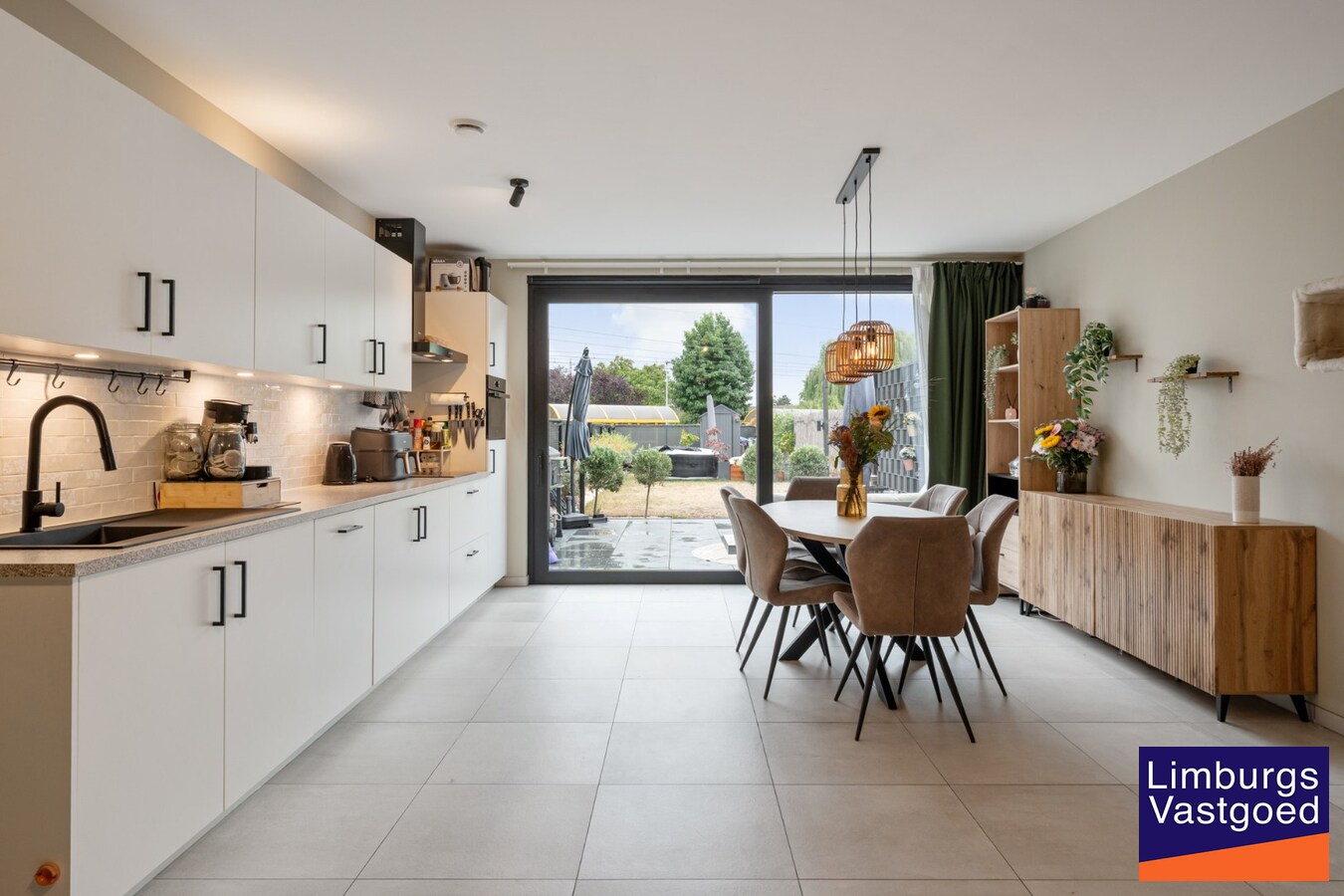 Gelijkvloers appartement (95m²), 2 slpk, ruim terras/tuin, autostaanplaats + kelderberging 