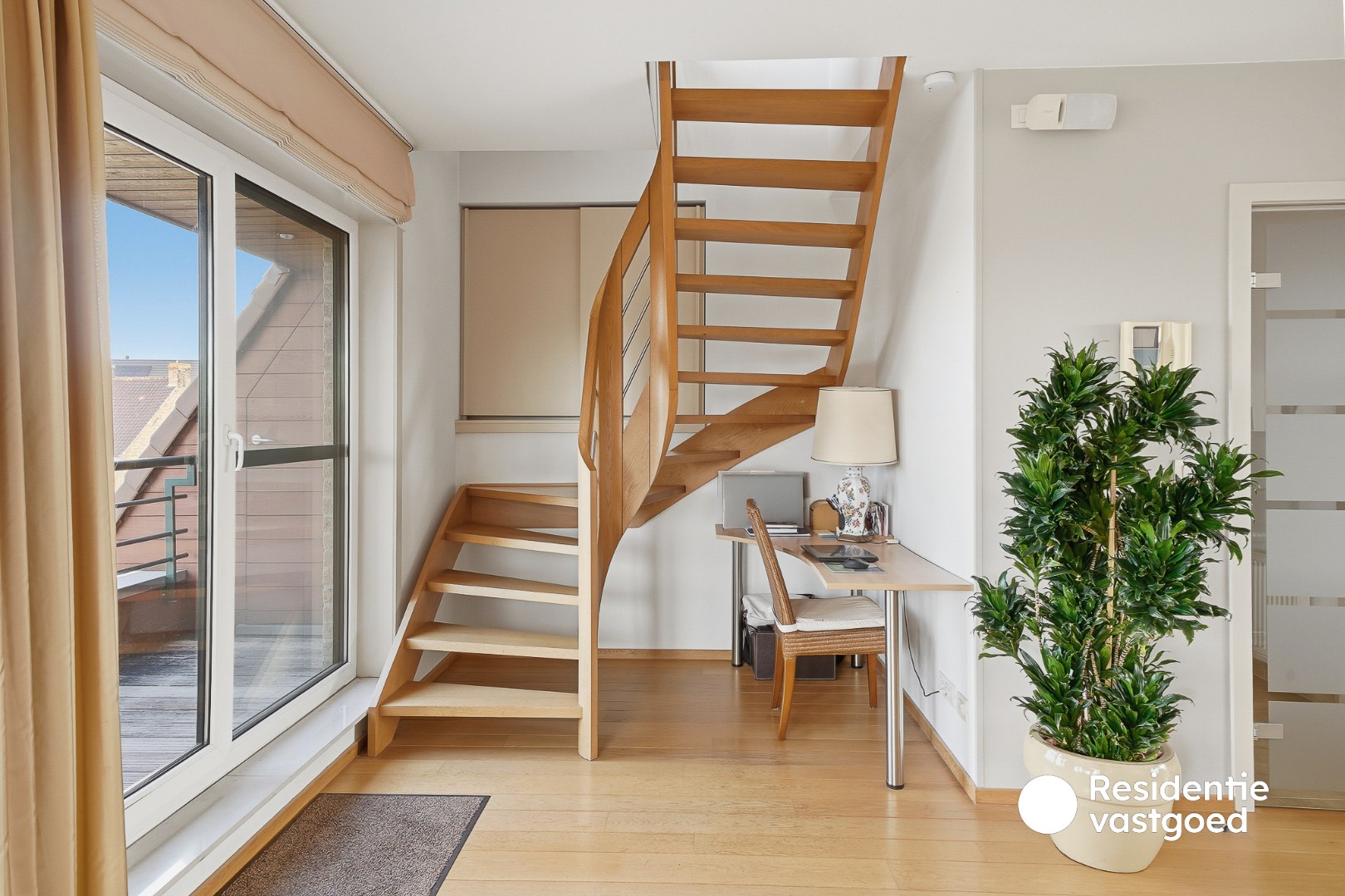 Ruim en lichtrijk duplexappartement met garage en twee terrassen in centrum Eernegem 