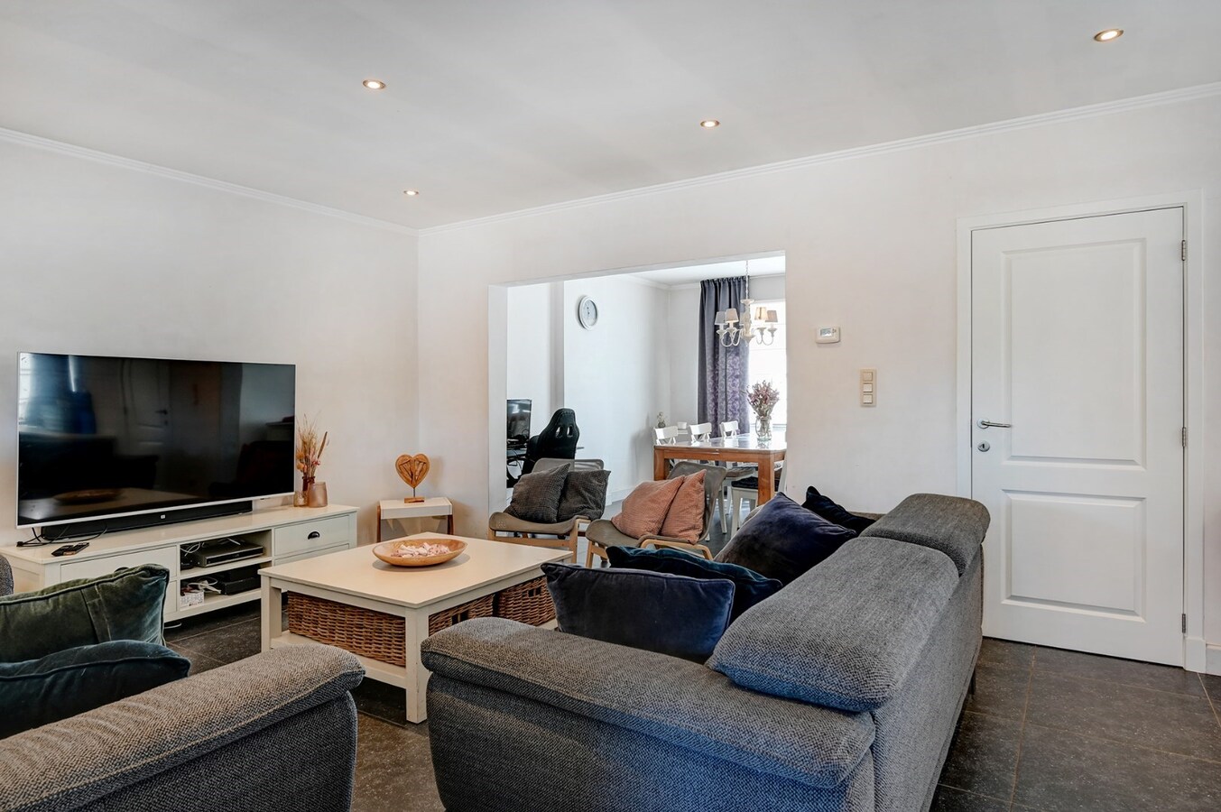 Grondig gerenoveerde woning met tuin, terras en 3 slaapkamers in Nieuwerkerken. 