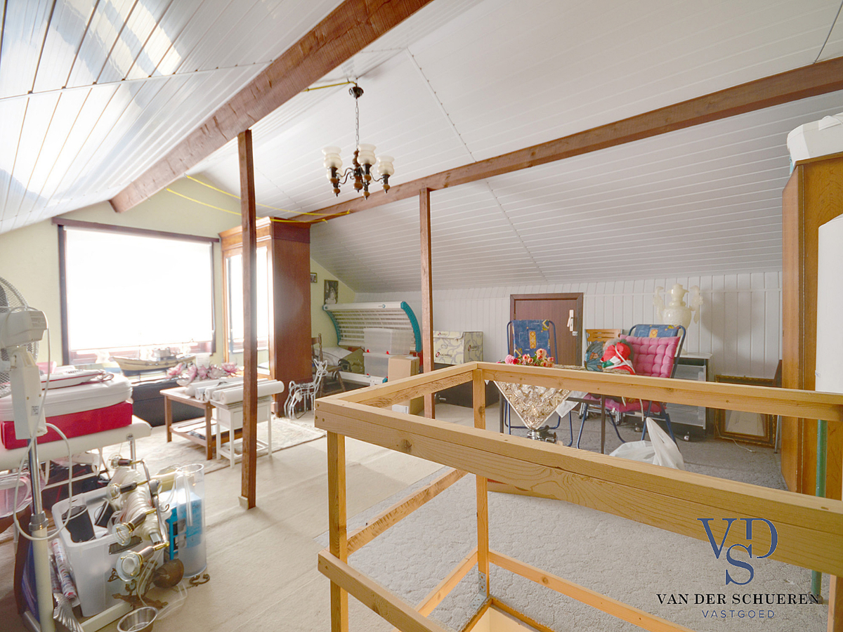 Praktische Half-Open Bungalow met afzonderlijke garage. 