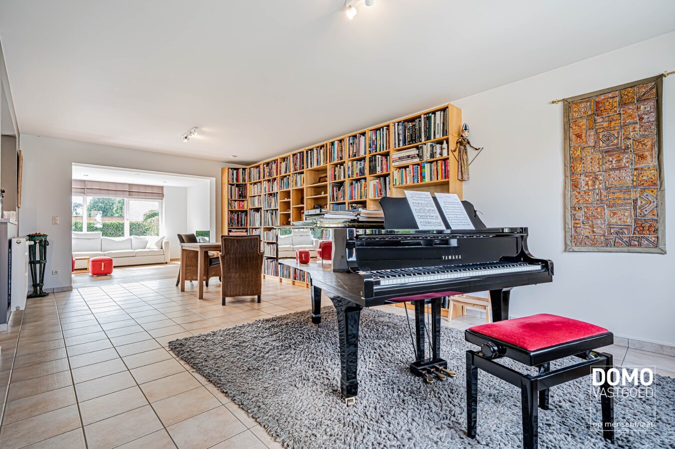 ZUIDWESTELIJK GEORIËNTEERDE DOORZONWONING MET LICHTRIJKE AANBOUW, GEZELLIGE TUIN EN RUIME GARAGE TE KURINGEN (HASSELT) 