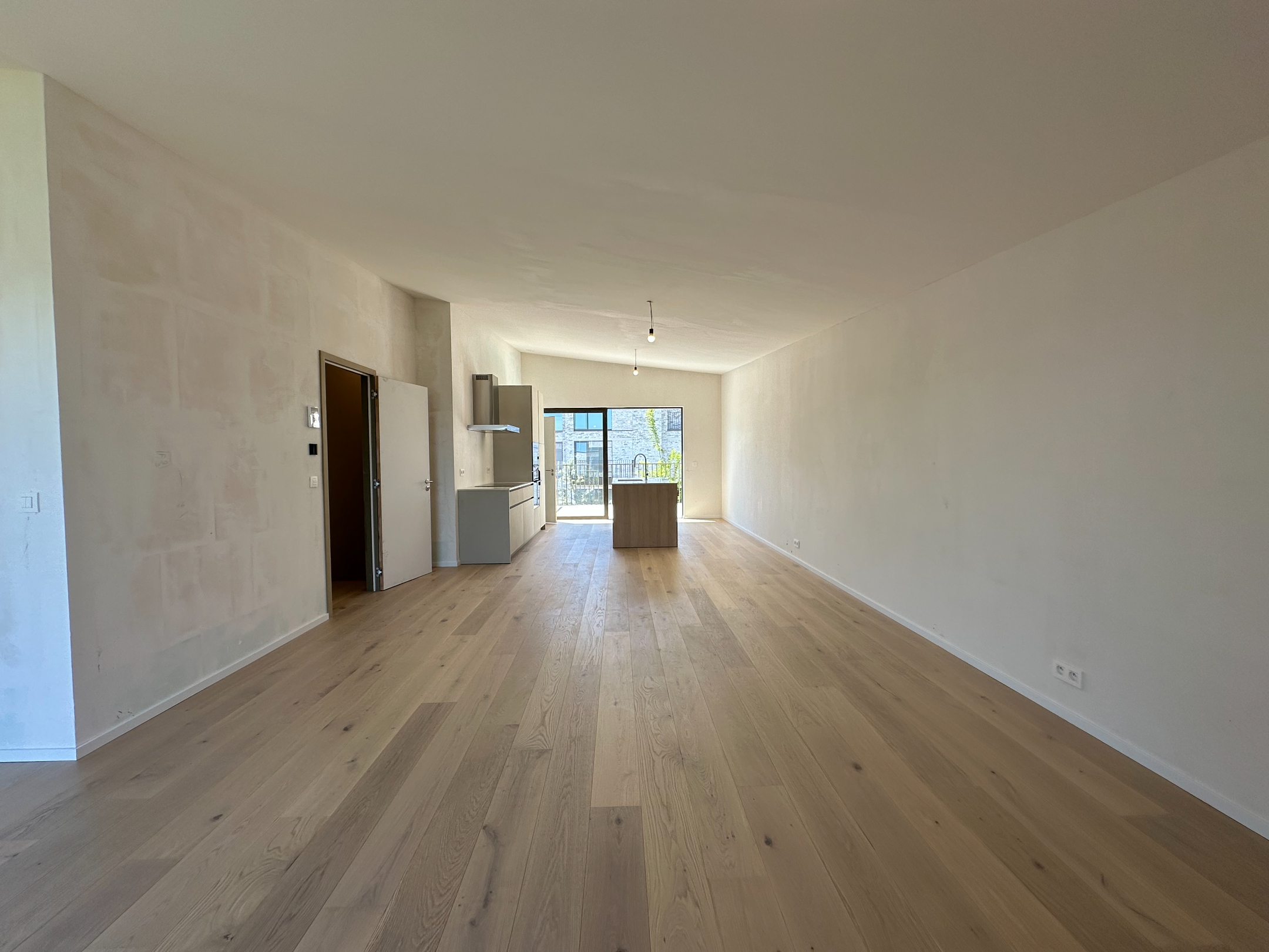Exclusieve nieuwbouwwoning met 3 slaapkamers, ruime garage en zonnige terrassen op een rustige ligging in Knokke. 