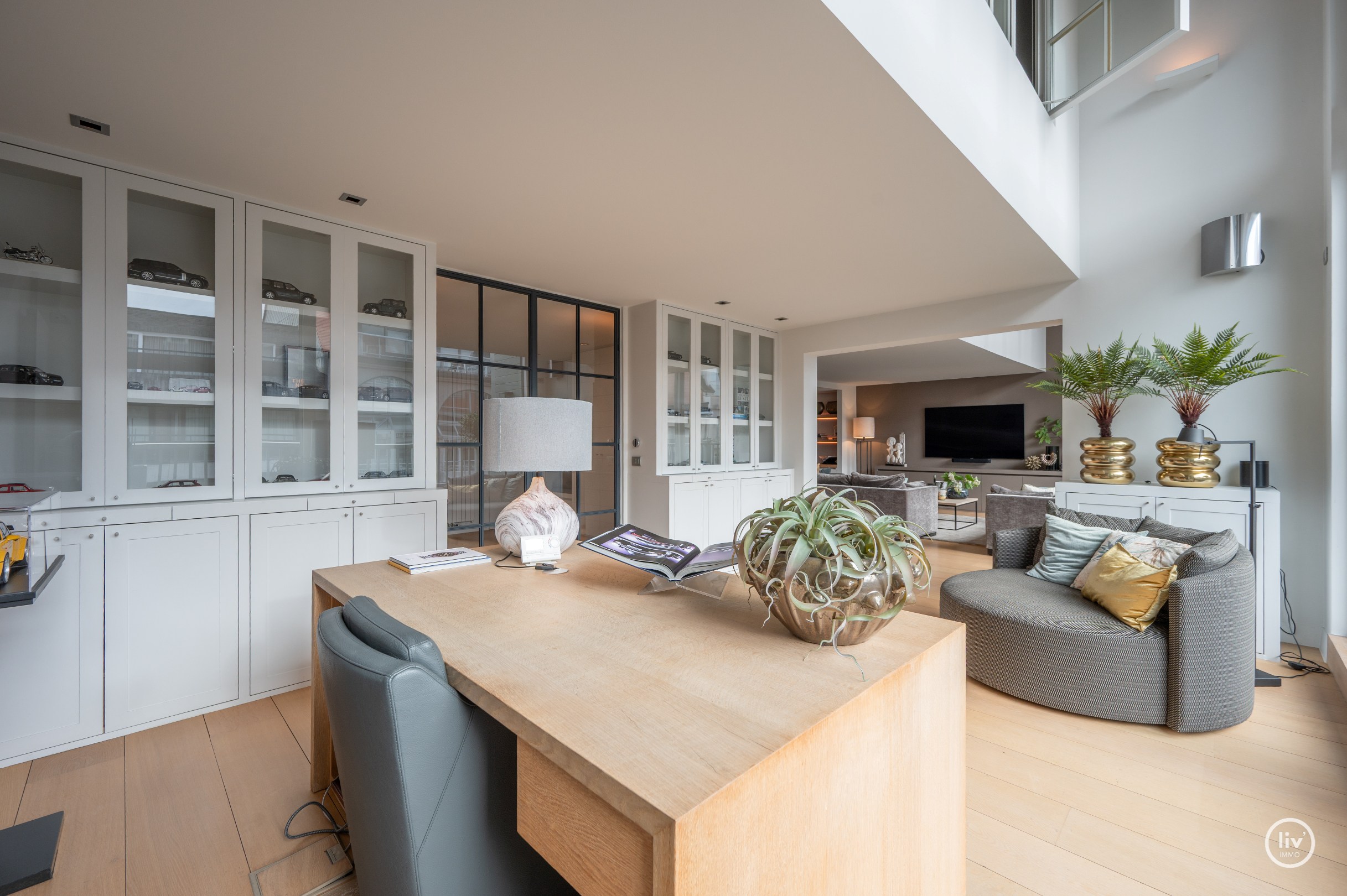 Récente mezzanine de 292 m2 située au centre avec de grandes terrasses, située dans la Vanbunnenlaan à Knokke. 