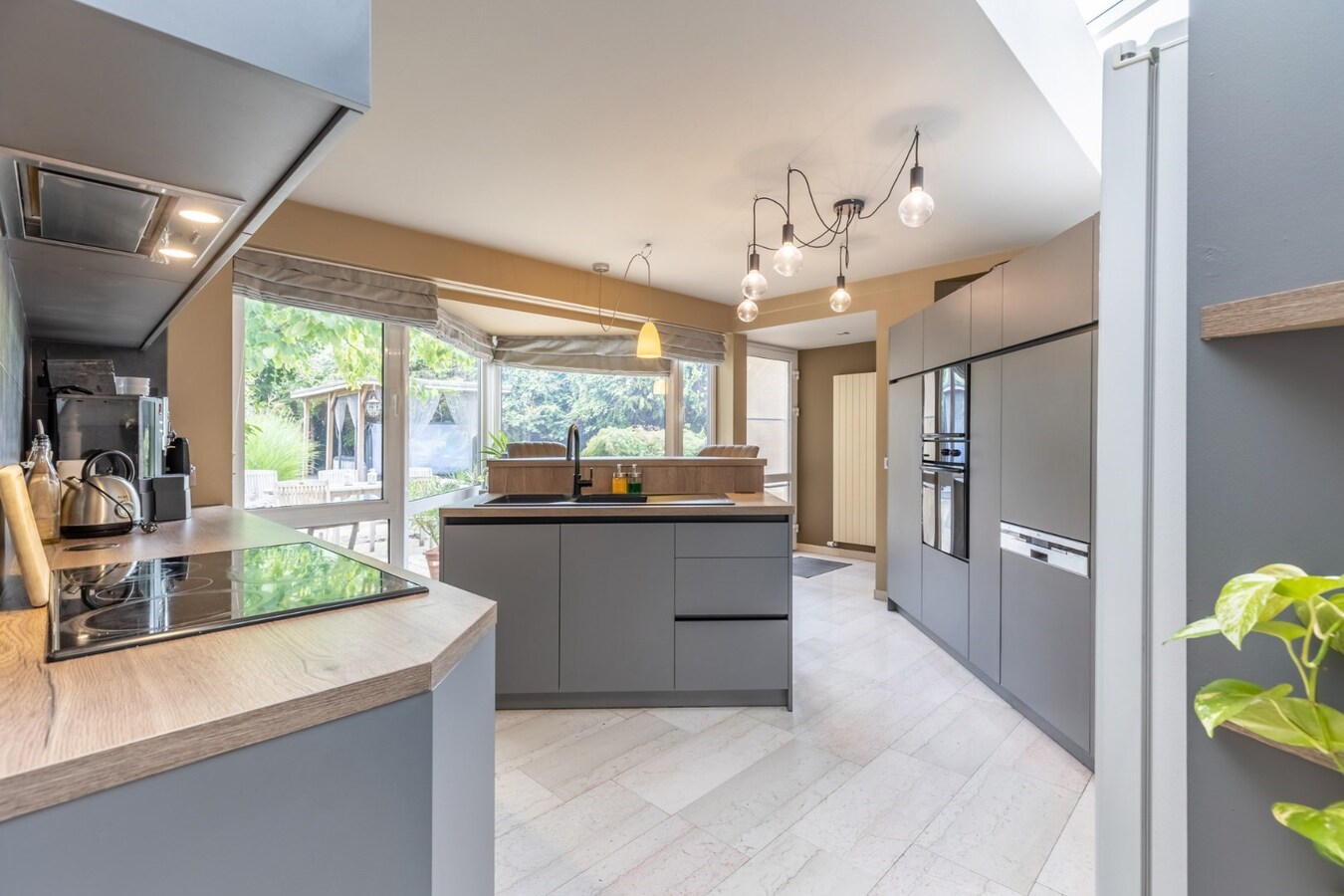 Instapklaar landhuis met bewezen B&amp;B, wellness, dierenfaciliteiten en uitzonderlijk privacy wonen en ondernemen in Maasmechelen. 