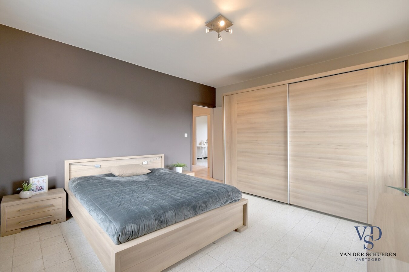 Gelijkvloerse woonst, in een residentiële wijk. 