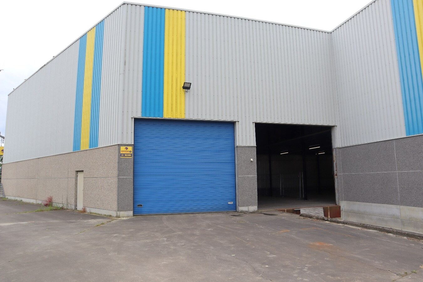Kantoorruimte 120m² + loods/hangaar/magazijn 775 m² te Boutersem 