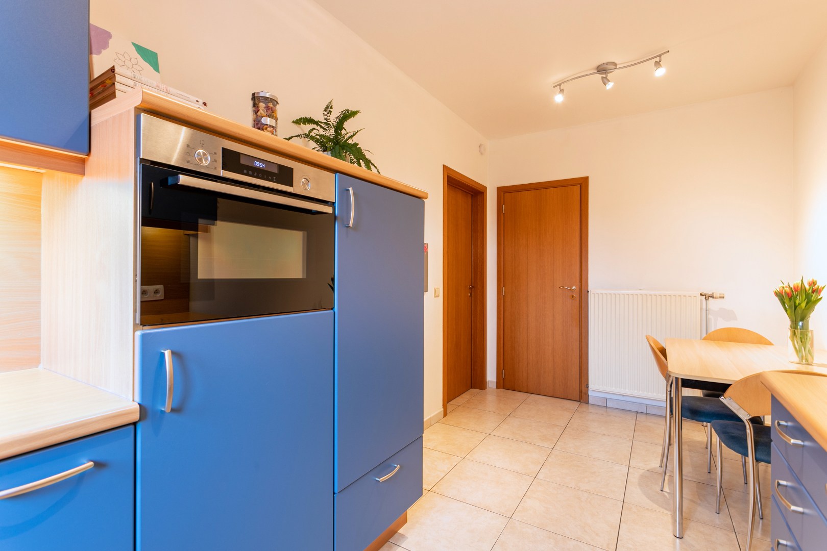 Instapklaar gelijkvloers appartement met 2 slaapkamers, garagebox en ruim terras (35 m²) aan TOP ligging in Halle 