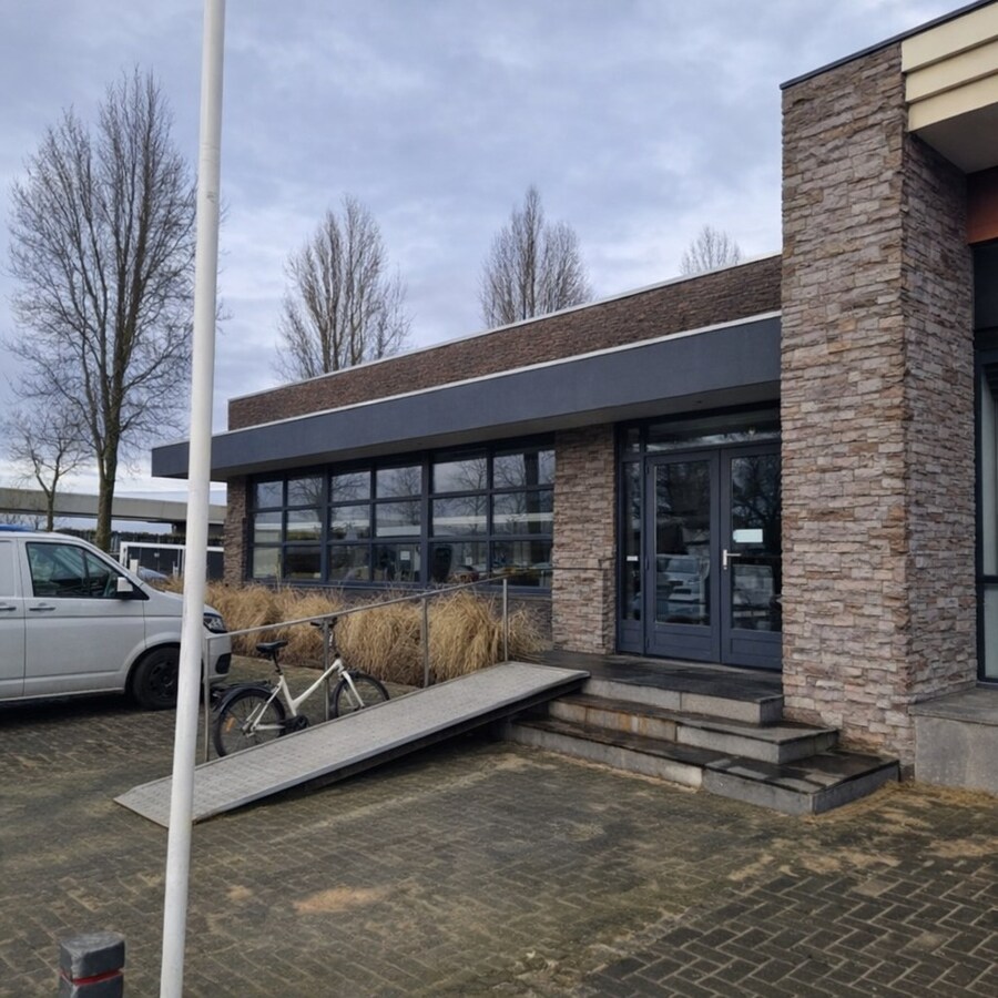 TE HUUR – REPRESENTATIEVE SHOWROOM / KANTOORRUIMTE OP TOPZICHTLOCATIE 