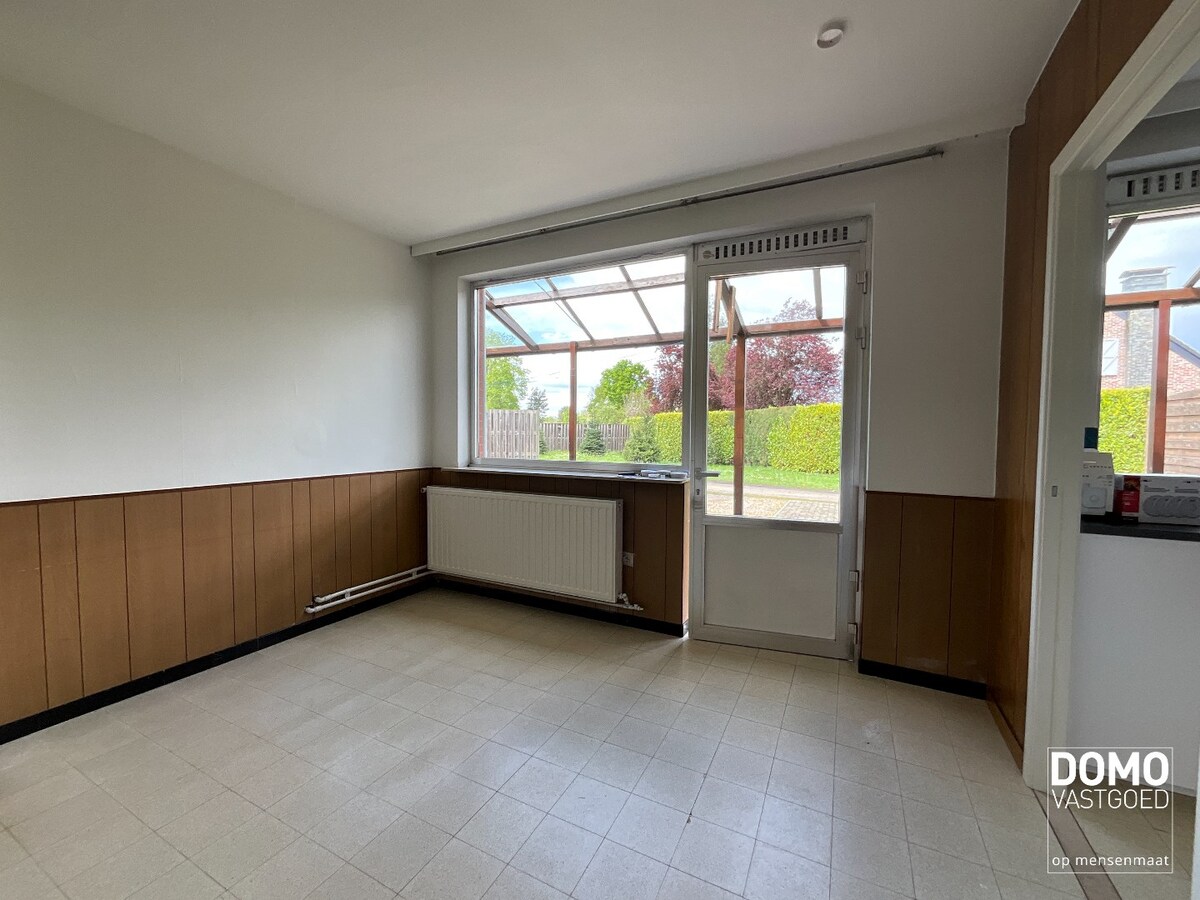 WONING MET GARAGE EN 1 SLAAPKAMER TE KERMT 