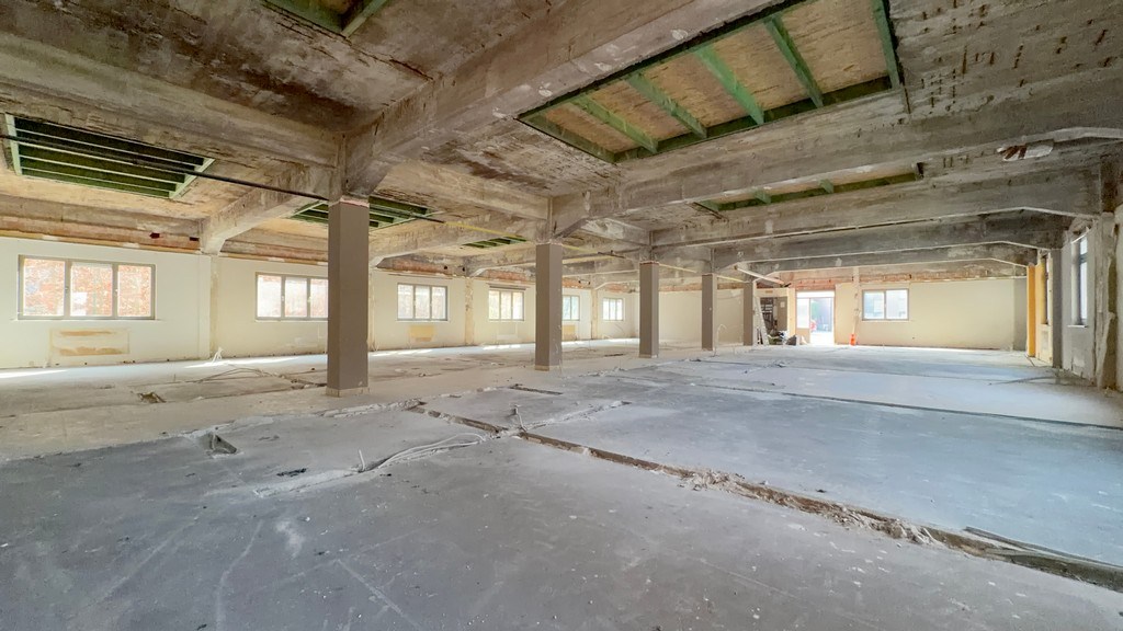 Kantoorrenovatieproject te koop vlakbij klaverblad in Gent