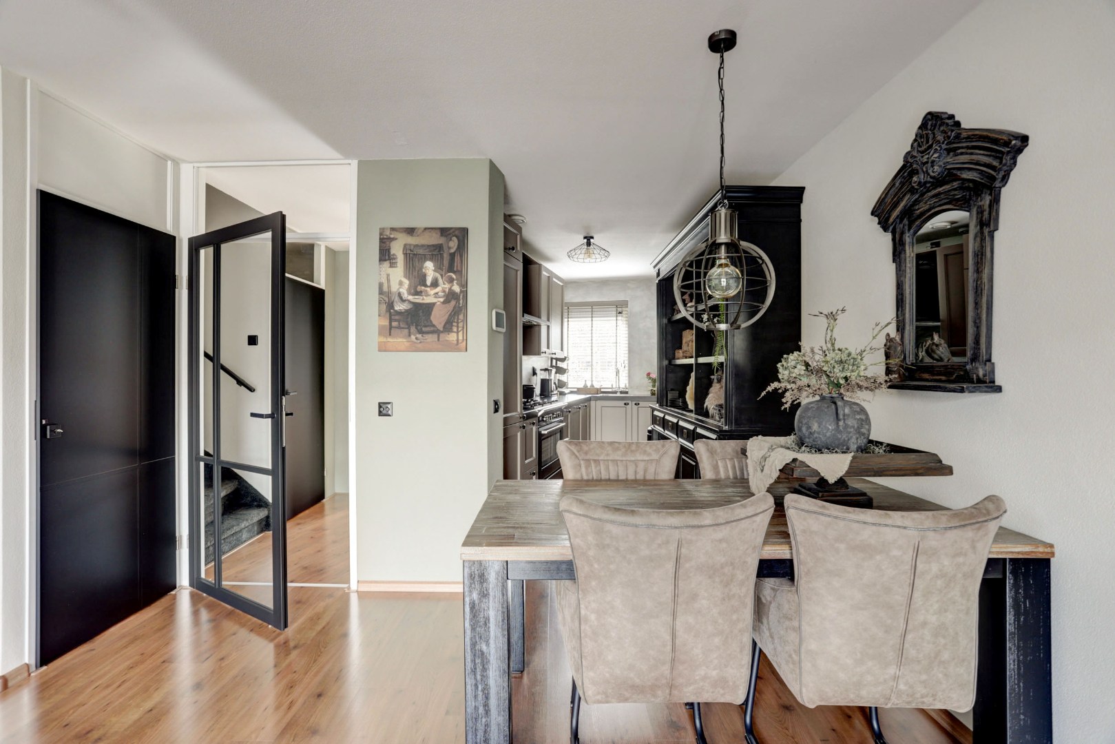 Energiezuinige (A-label) en uitstekend onderhouden 4-kamer tussenwoning met voor- en achtertuin met houten berging! 