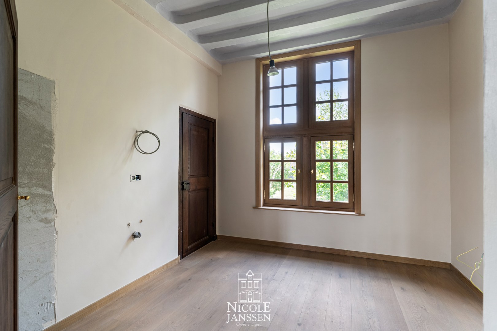 Lichtrijke badkamer met voorziening voor lavabo, douche of bad 