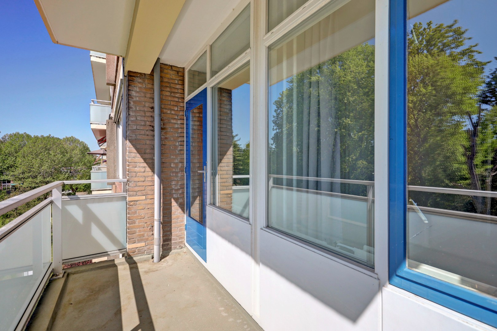 Goed onderhouden en instapklaar 4-kamer hoek-appartement op de 4e verdieping met moderne keuken en badkamer, 3 balkons en gelegen op eigen grond. 