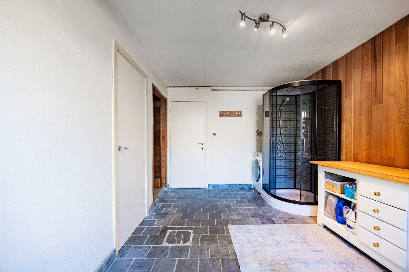 Instapklare bel-etagewoning met garage, zonnepanelen en aangename buitenruimte in het centrum van Heist. 