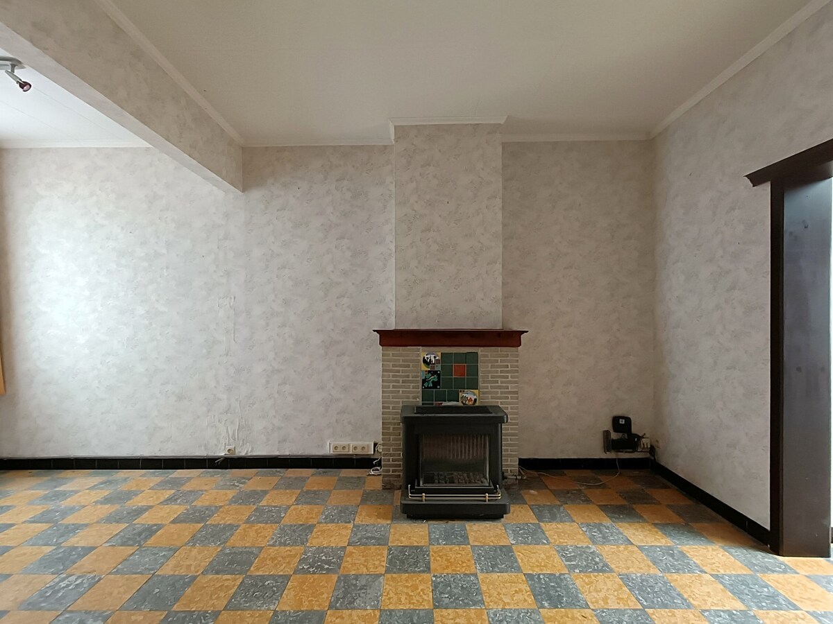 Te renoveren, lichtrijke woning met stadskoer in het hart van Assebroek. 