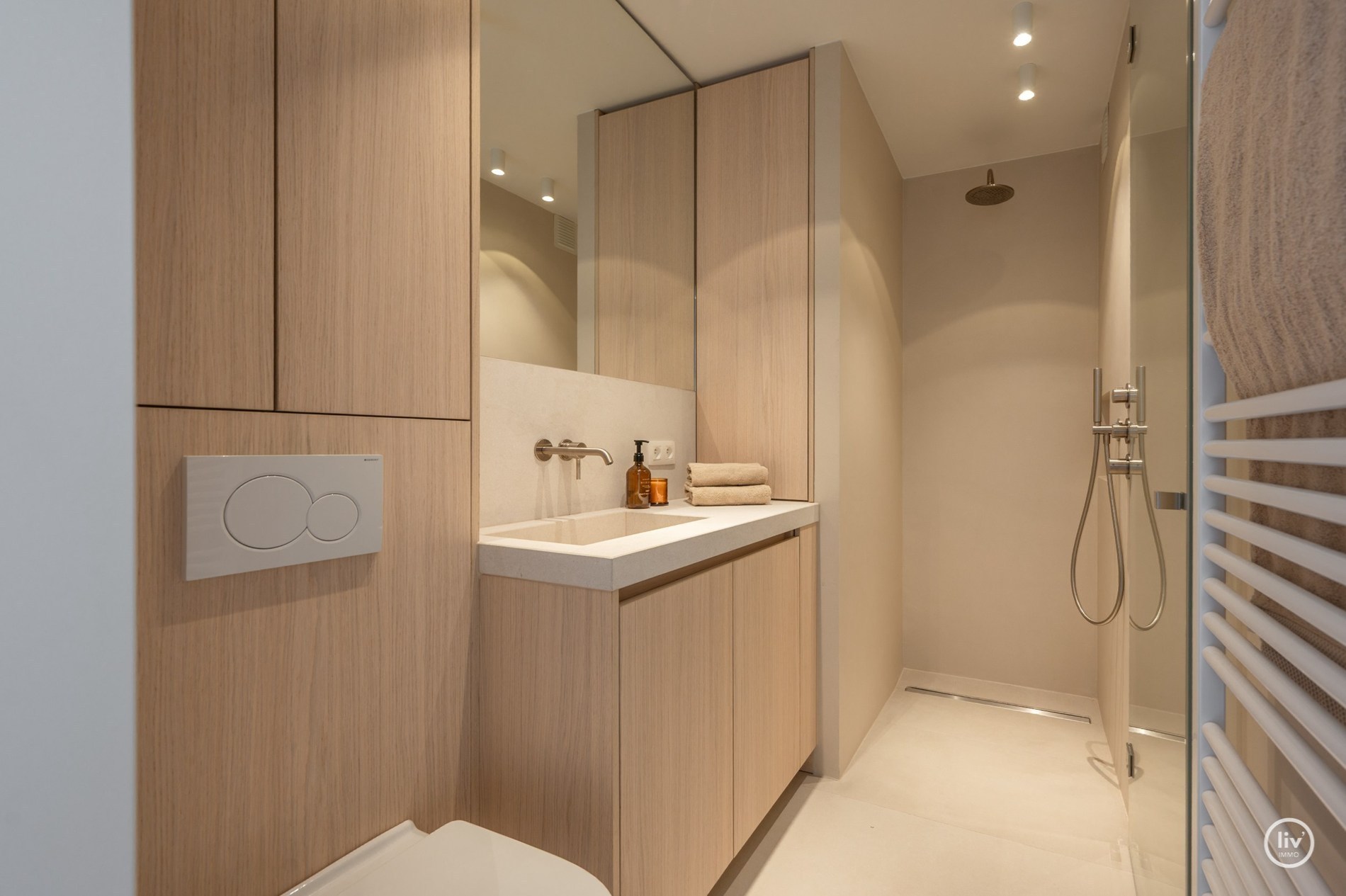 Gerenoveerd penthouse met 2 slaapkamers centraal gelegen op de August Dansestraat te Knokke. 