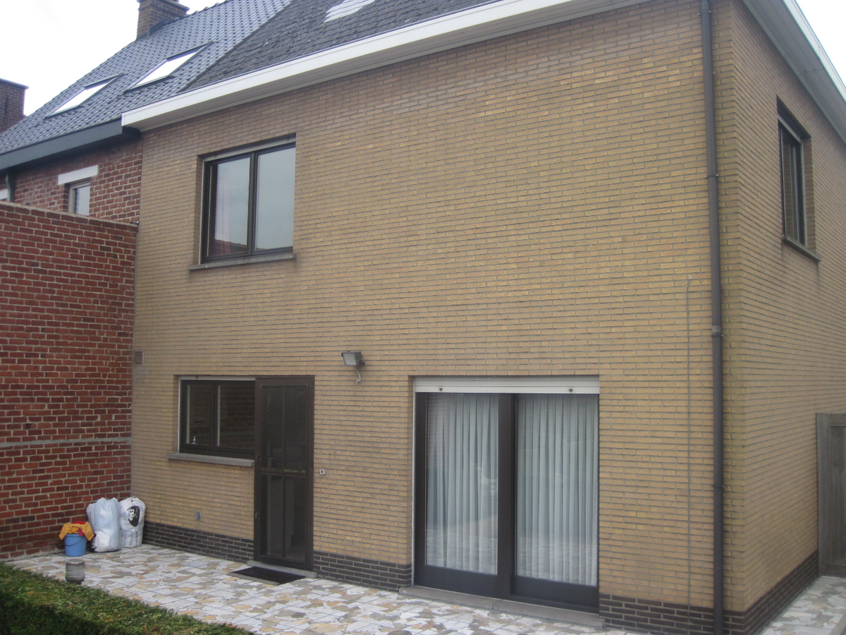 Bijzonder degelijke en ruime Half Open Bebouwing. 