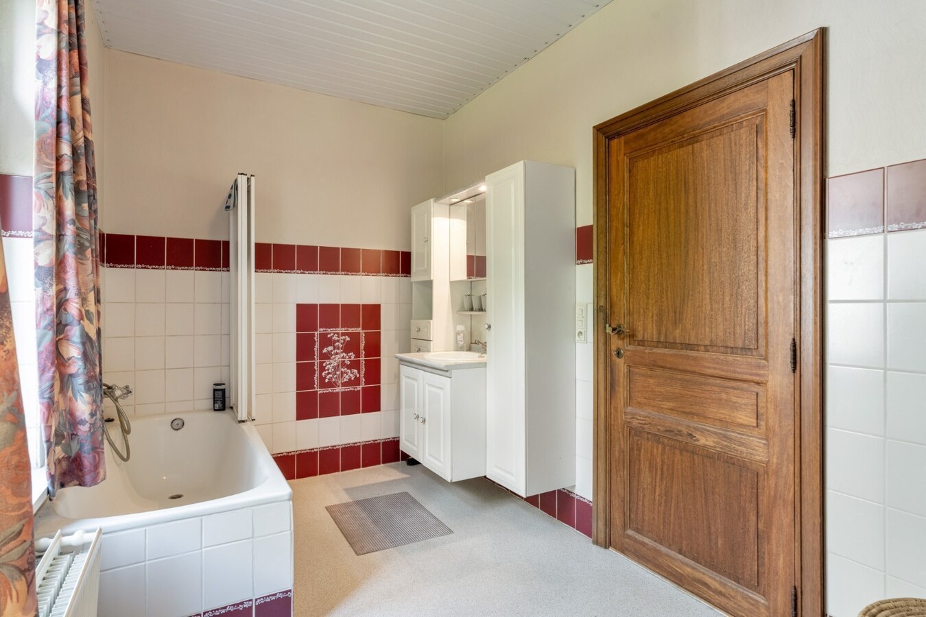 Ruim, karaktervol landhuis met parkachtige tuin op perceel van 16a29ca. 