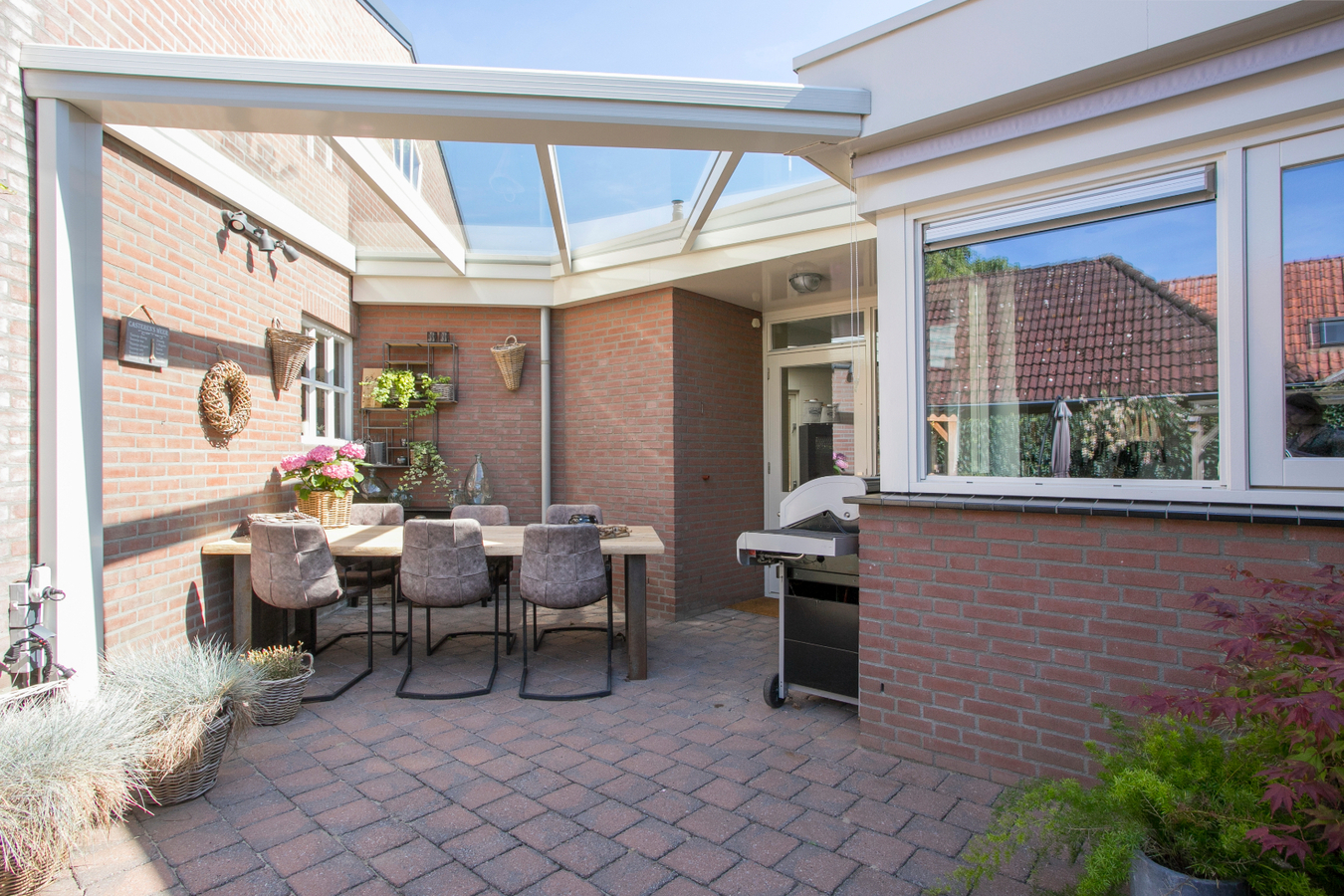 Deze moderne en royale vrijstaande woning staat op een rustige woonlocatie op een mooi hoekperceel. 