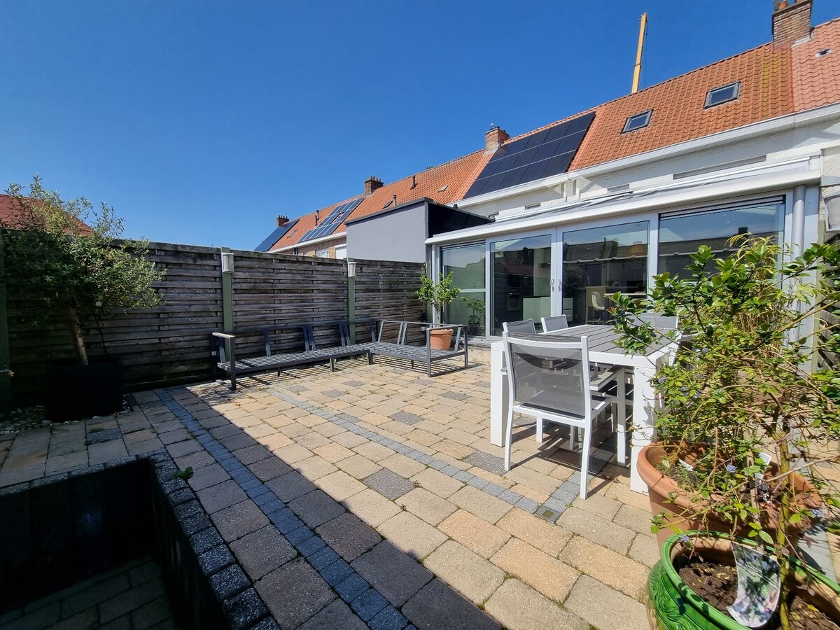 Verrassend mooie gezinswoning met tuin en dubbele garage - Zeebrugge 