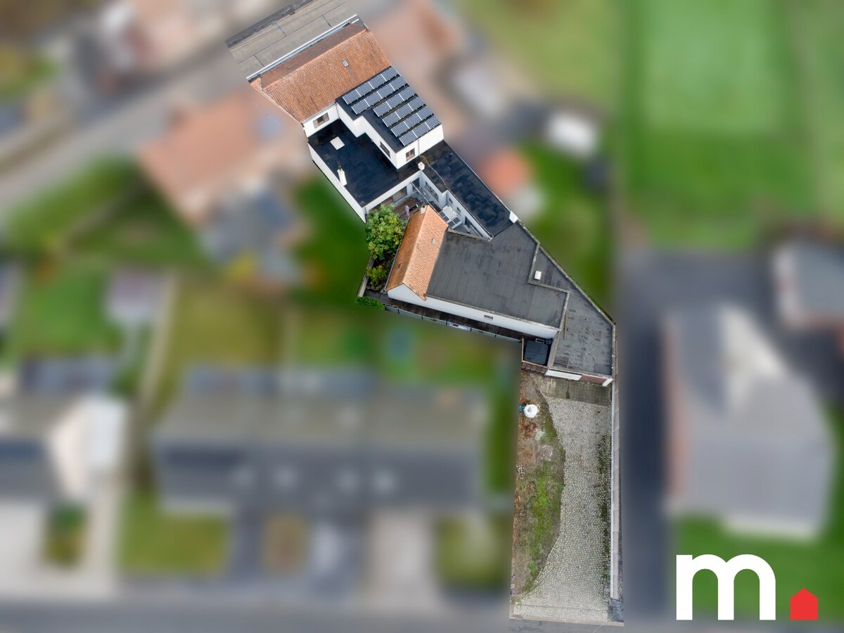 Instapklare woning met Loods van 170m² met uitweg te Zwevegem met 324 m² bewoonbare oppervlakte ! 