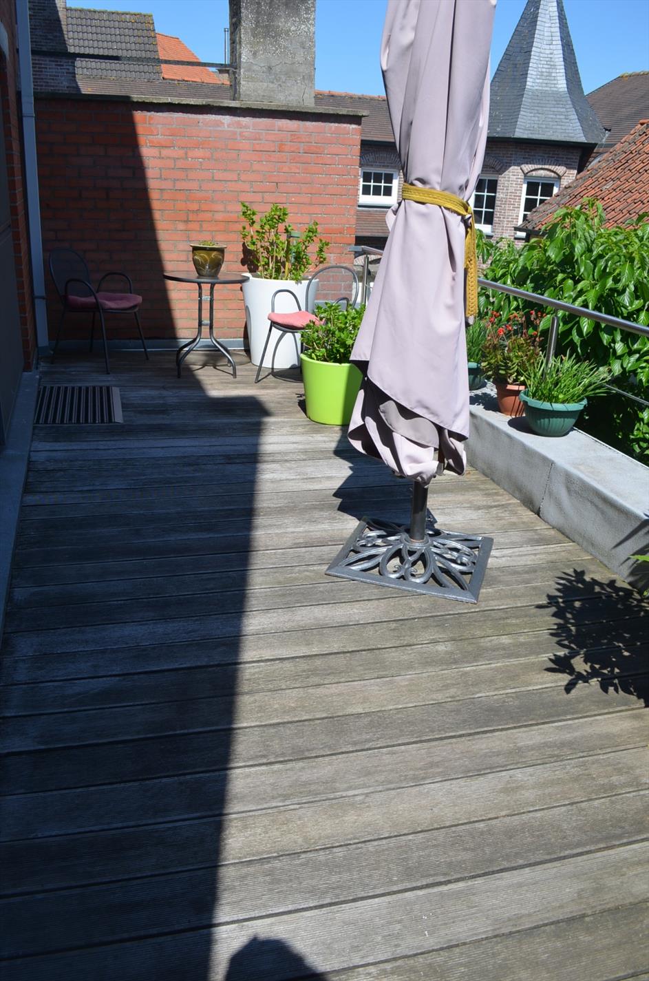 Ruime stijlvolle bel-etage met praktijkruimte, 5 slaapkamers en tuin te centrum Eeklo 