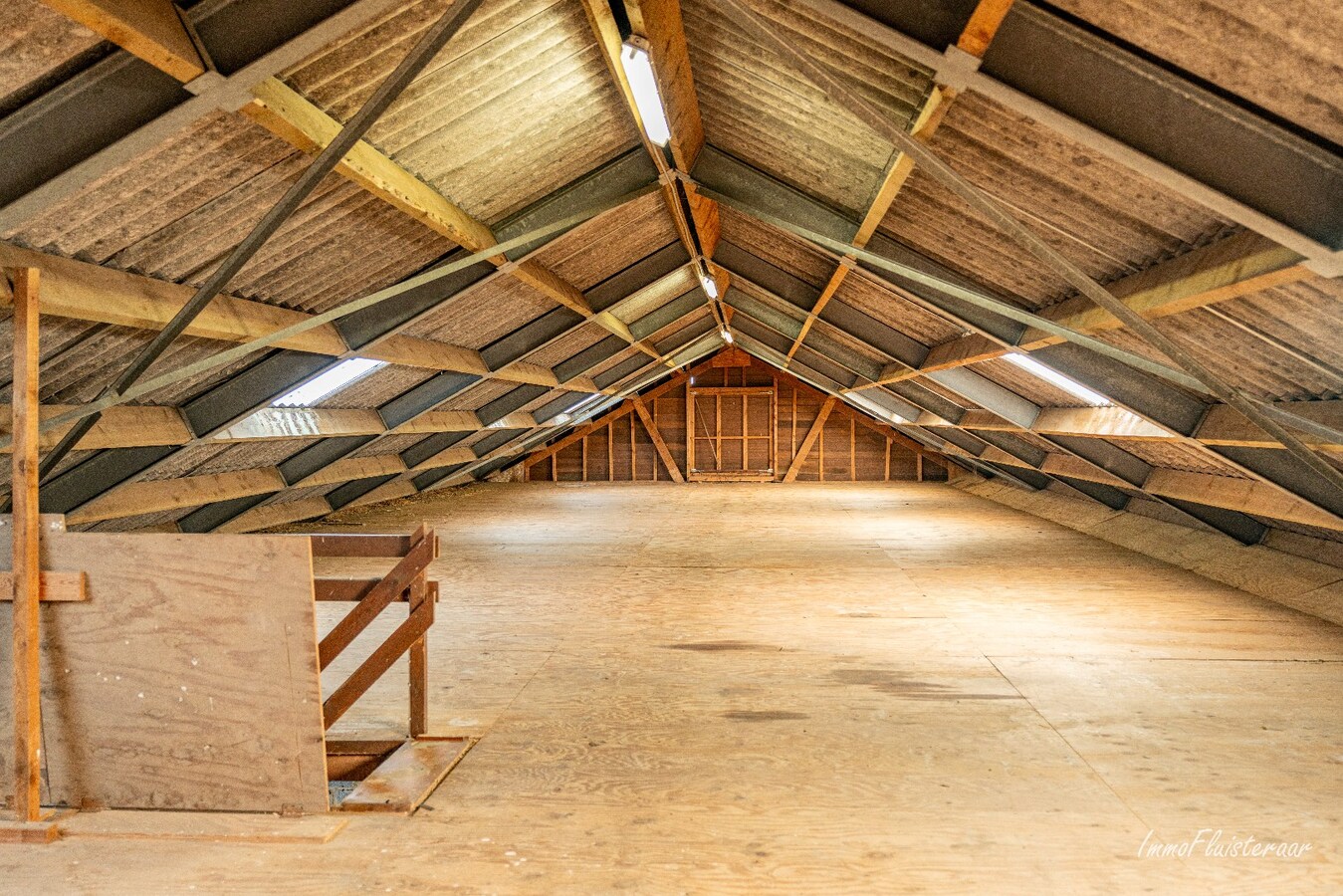 Woning met paardenstallen en buitenpiste op ca. 6,5ha te Bree 