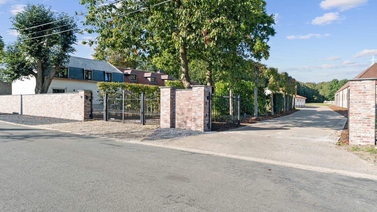 Luxueus landhuis met binnen- en buitenpiste en paardenstallen op een domein van ca. 3 ha te As 