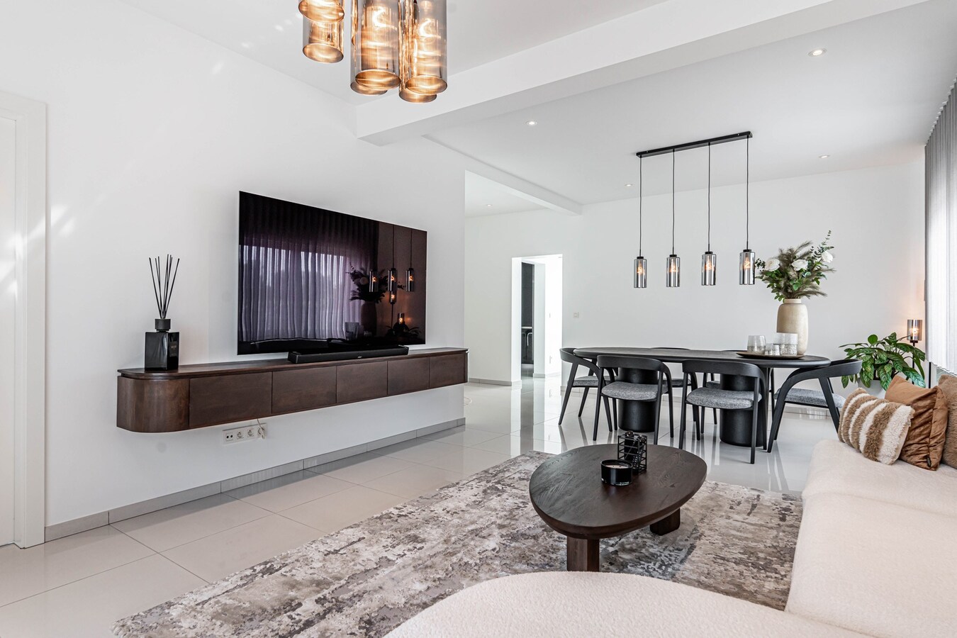Commercieel gelegen woning met magazijn en parking 