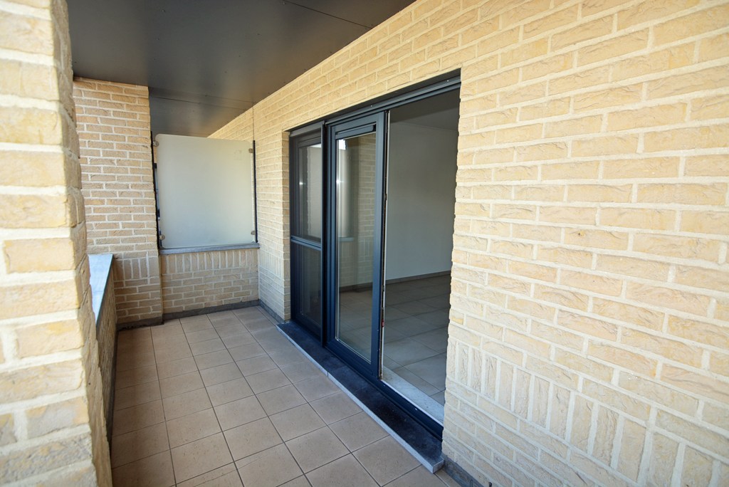 Gelijkvloers appartement (121 m²) met 2 slpks, overdekt terras, garage en kelderberging. 