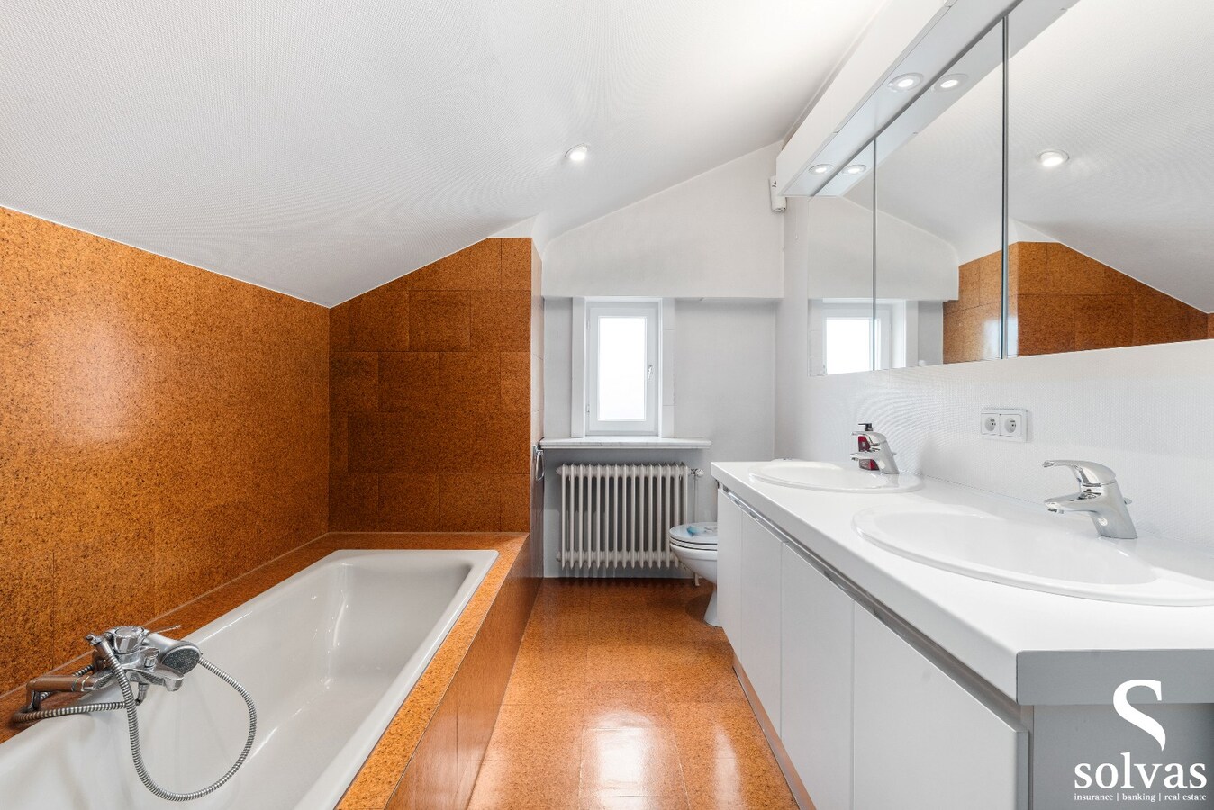 Ruime gezinswoning met grote tuin op centrale ligging in Ursel 