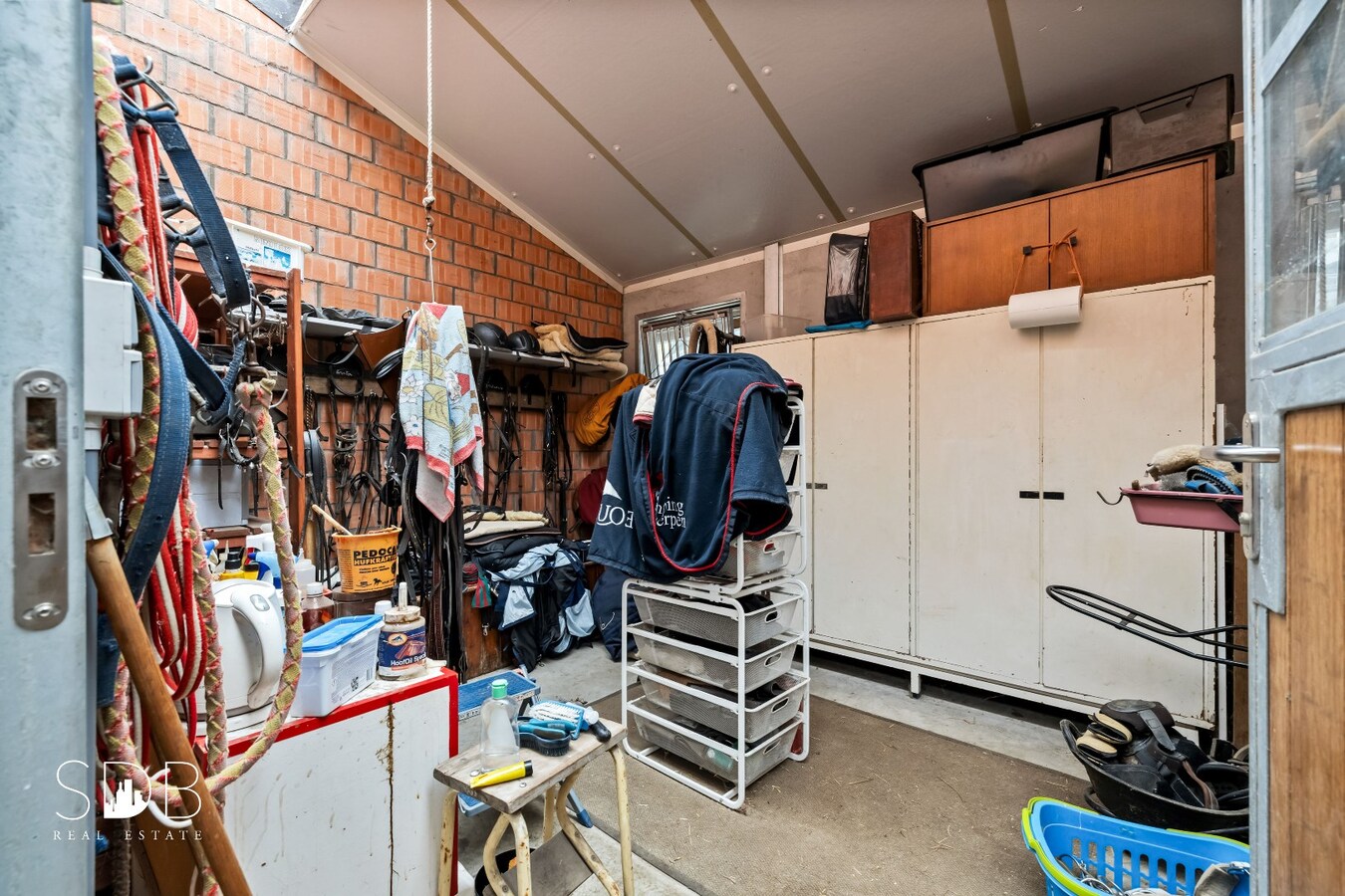 Hedendaagse woning met paardenfaciliteiten op circa 1,5ha 