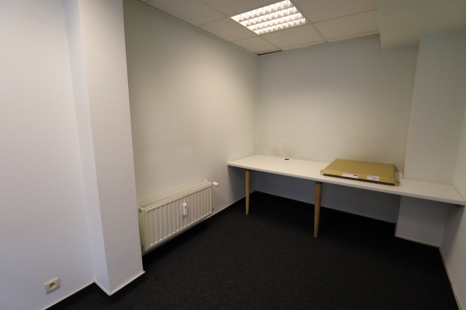 Ruim handelspand (+/- 400m²) te huur gelegen op TOPLOCATIE in Geel! 