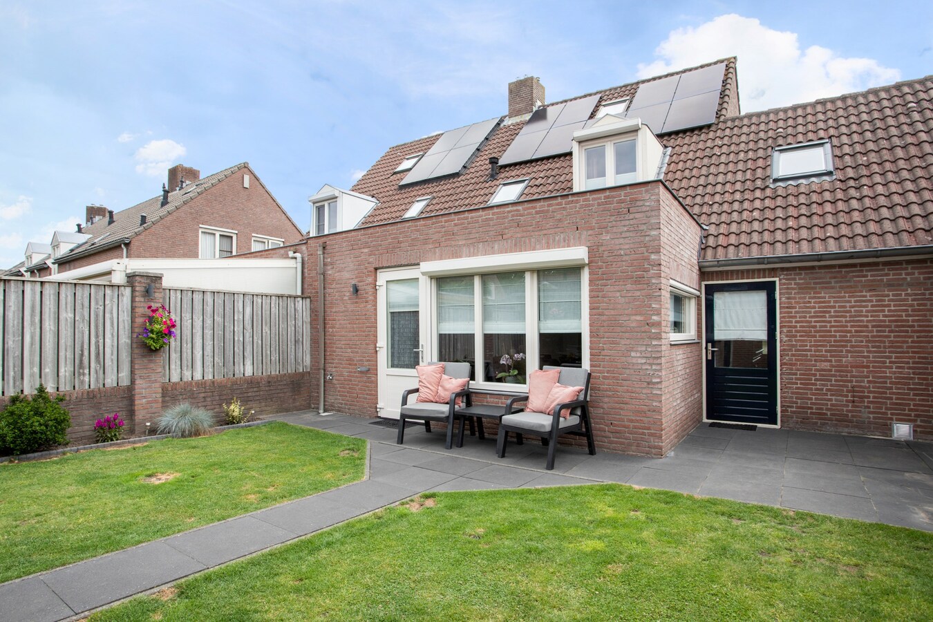 Royale gemoderniseerde gezinswoning met grote woonkamer, open keuken en vijf slaapkamers in hartje Middelbeers 