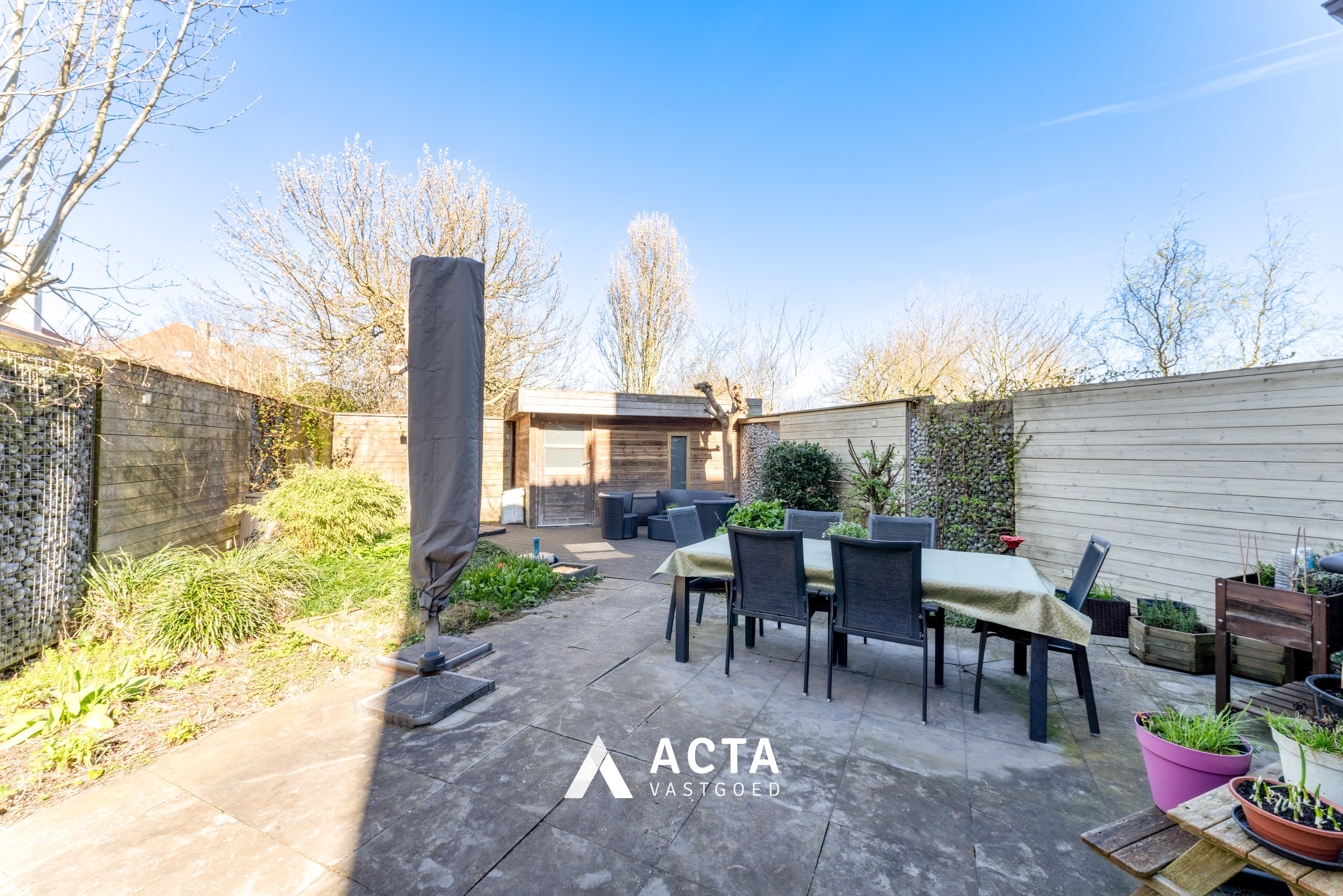 Halfopen bebouwing met vier slaapkamers en dubbele garage in Mariakerke 