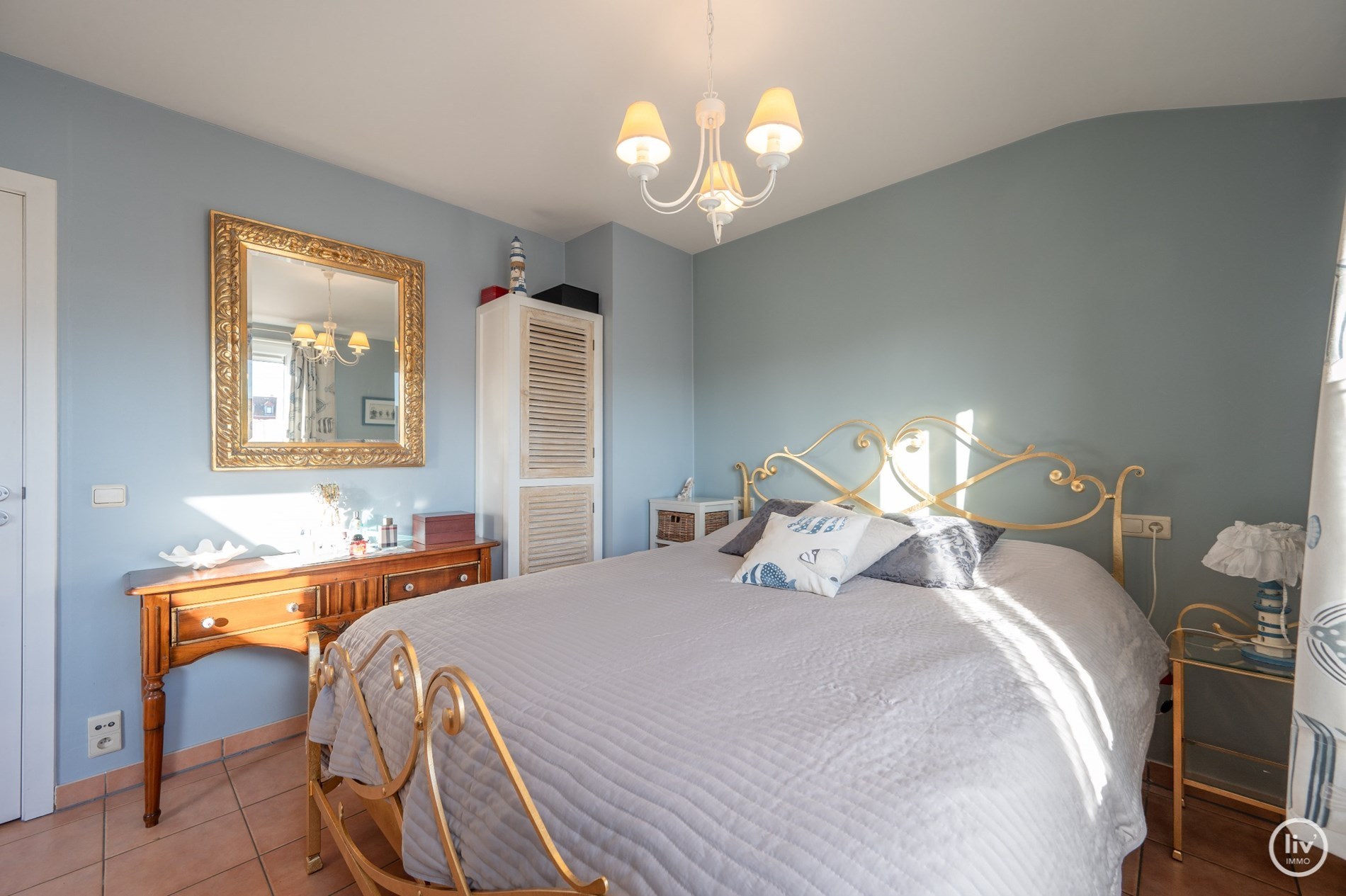 Appartement spacieux avec 3 chambres et 2 salles de bains à Knokke avec vue dégagée sur la rue. 