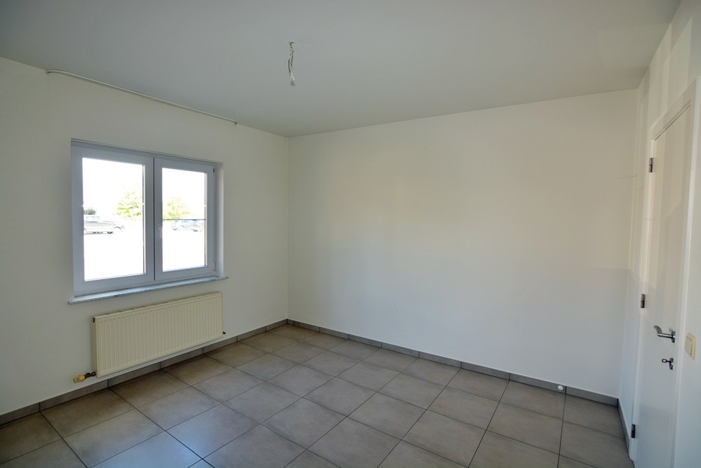 Gelijkvloers appartement (121 m²) met 2 slpks, overdekt terras, garage en kelderberging. 