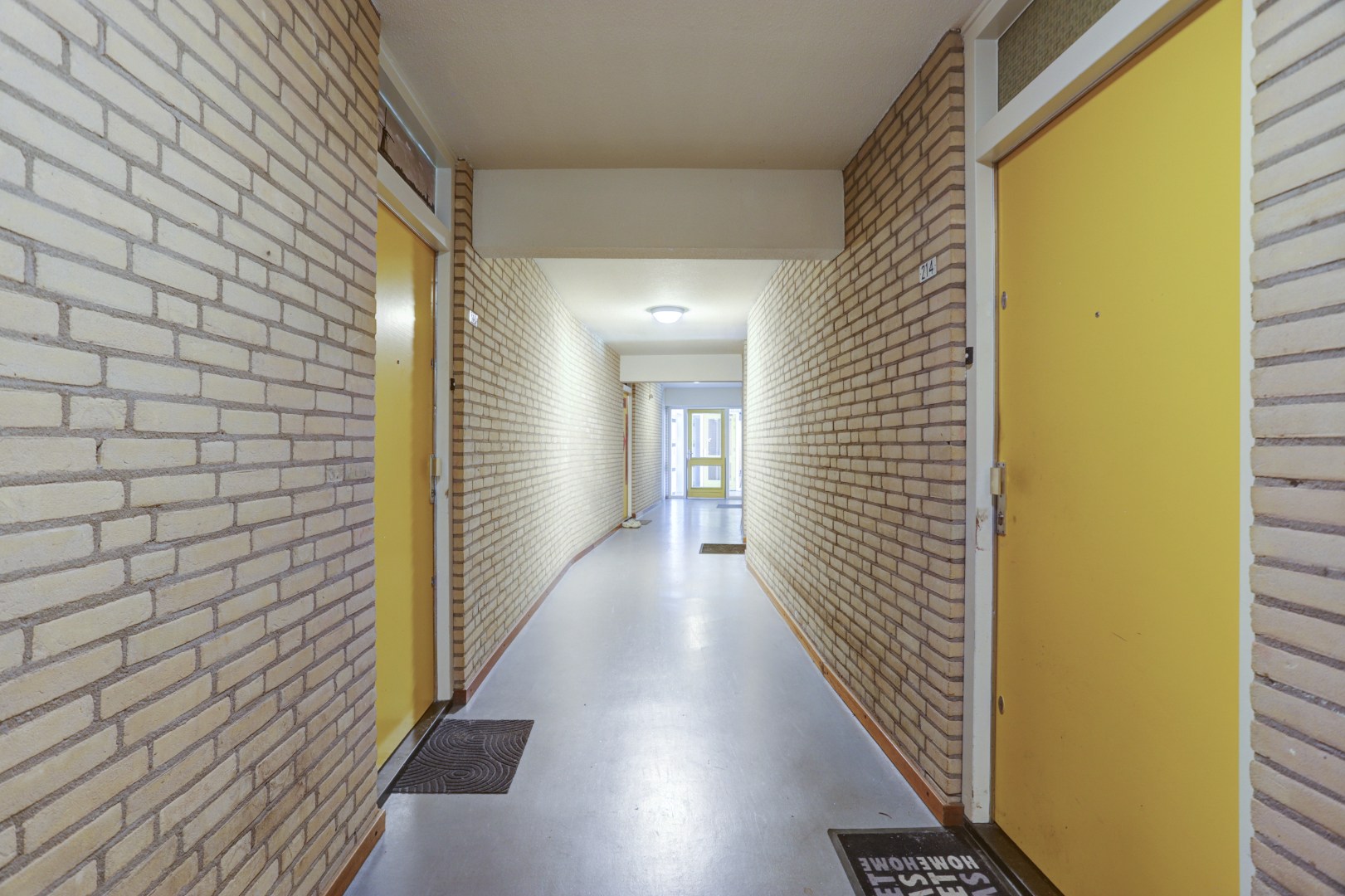 Zonder klussen te betrekken dit 2-kamer appartement op de 4e verdieping met zonnig balkon, moderne badkamer, 1 slaapkamer en berging in de onderbouw! 
