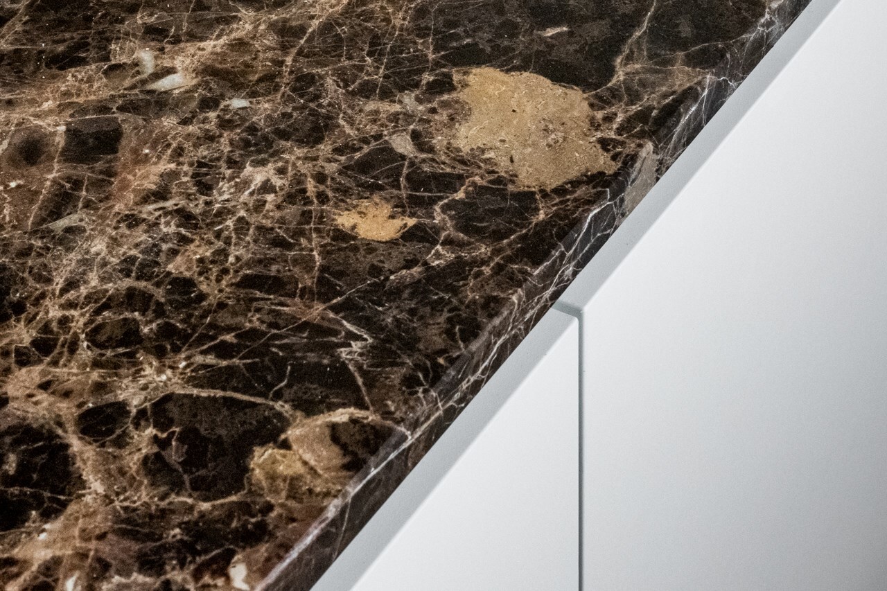 Appartement de luxe avec une terrasse spacieuse et une vue latérale sur la mer ! 