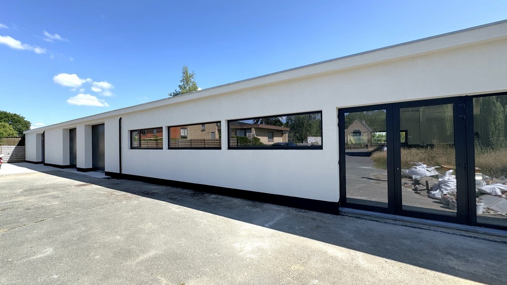 Gerenoveerd kantoor met magazijnen te huur nabij N16 te Temse