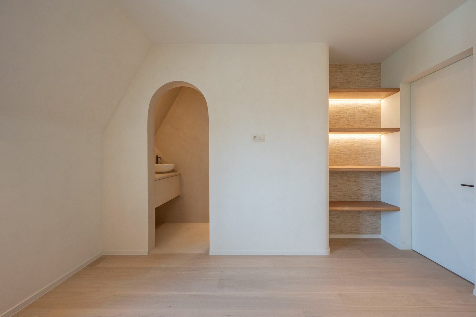 Klassevol appartement gelegen in een charmante villaresidentie in het Zoute. 