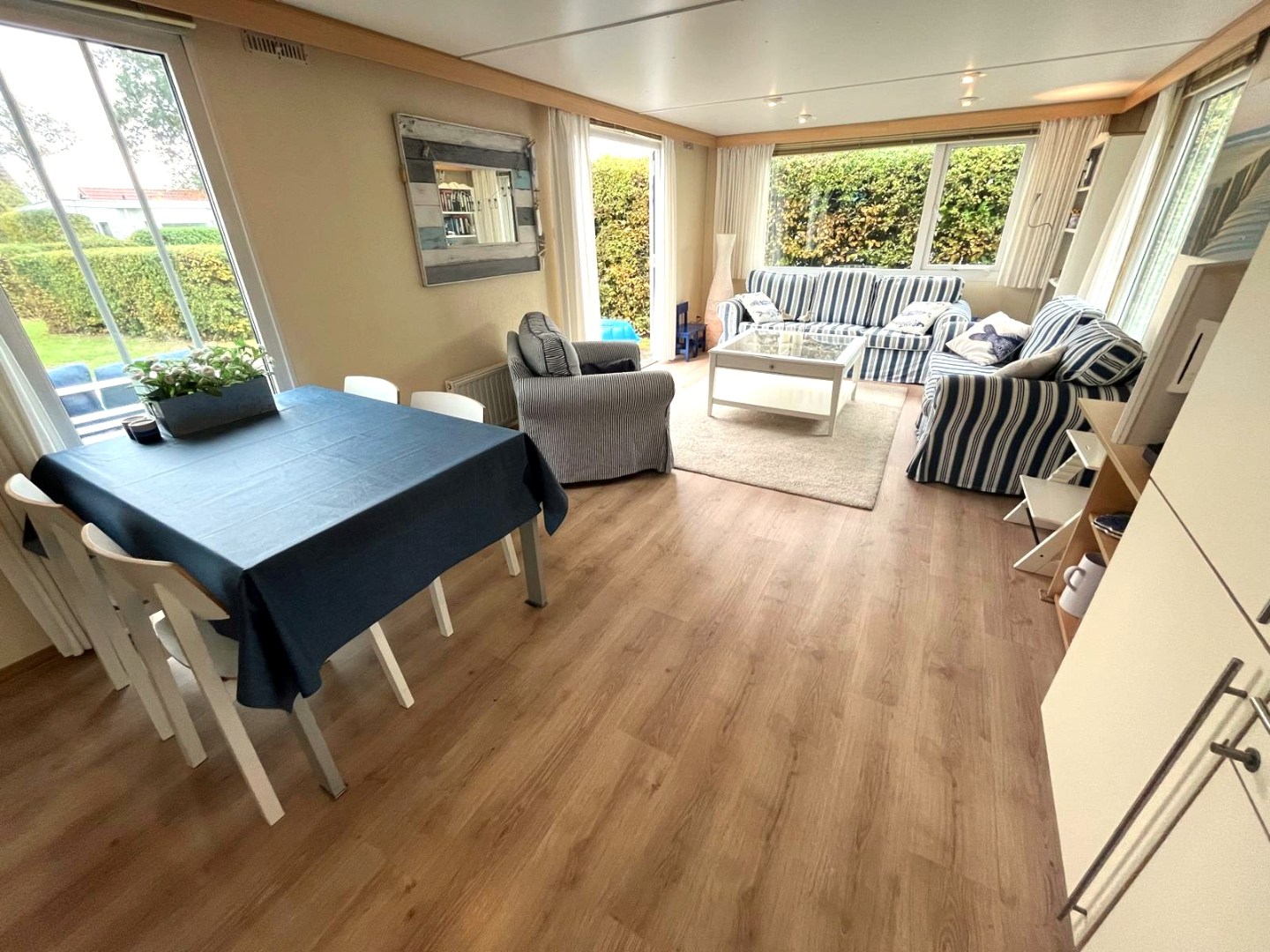 Leuke chalet (1999) met apart gastenverblijf, berging en royale tuin, op loopafstand van het Veerse Meer te koop! 